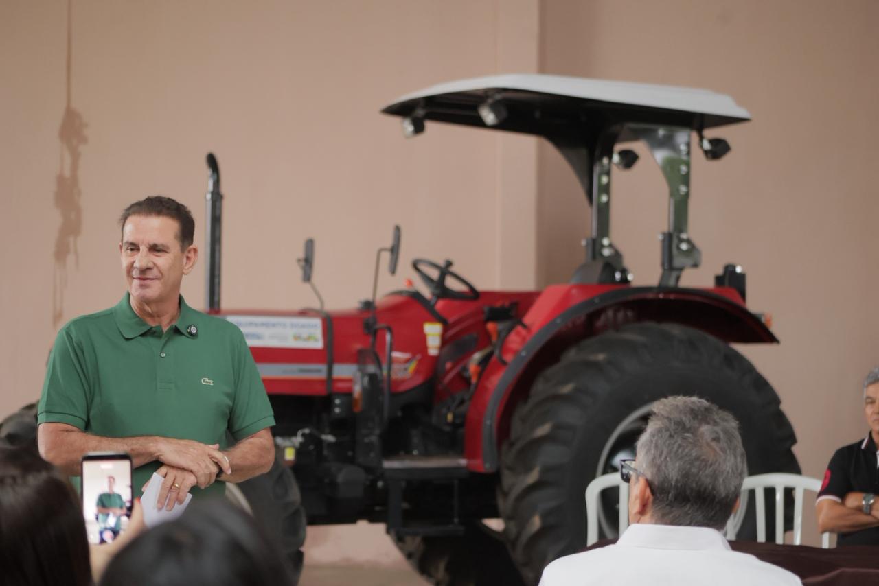 Vanderlan Cardoso ao lado do trator entregue ao Cedac