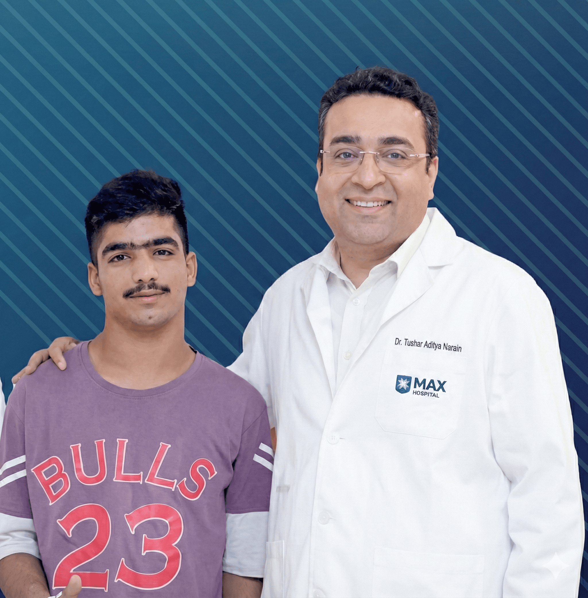 डॉ. Tushar Aditya Narain एक युवा मरीज के साथ मुस्कुराते हुए जो Max Hospital में adrenal cancer का इलाज सफलतापूर्वक प्राप्त कर चुका है।