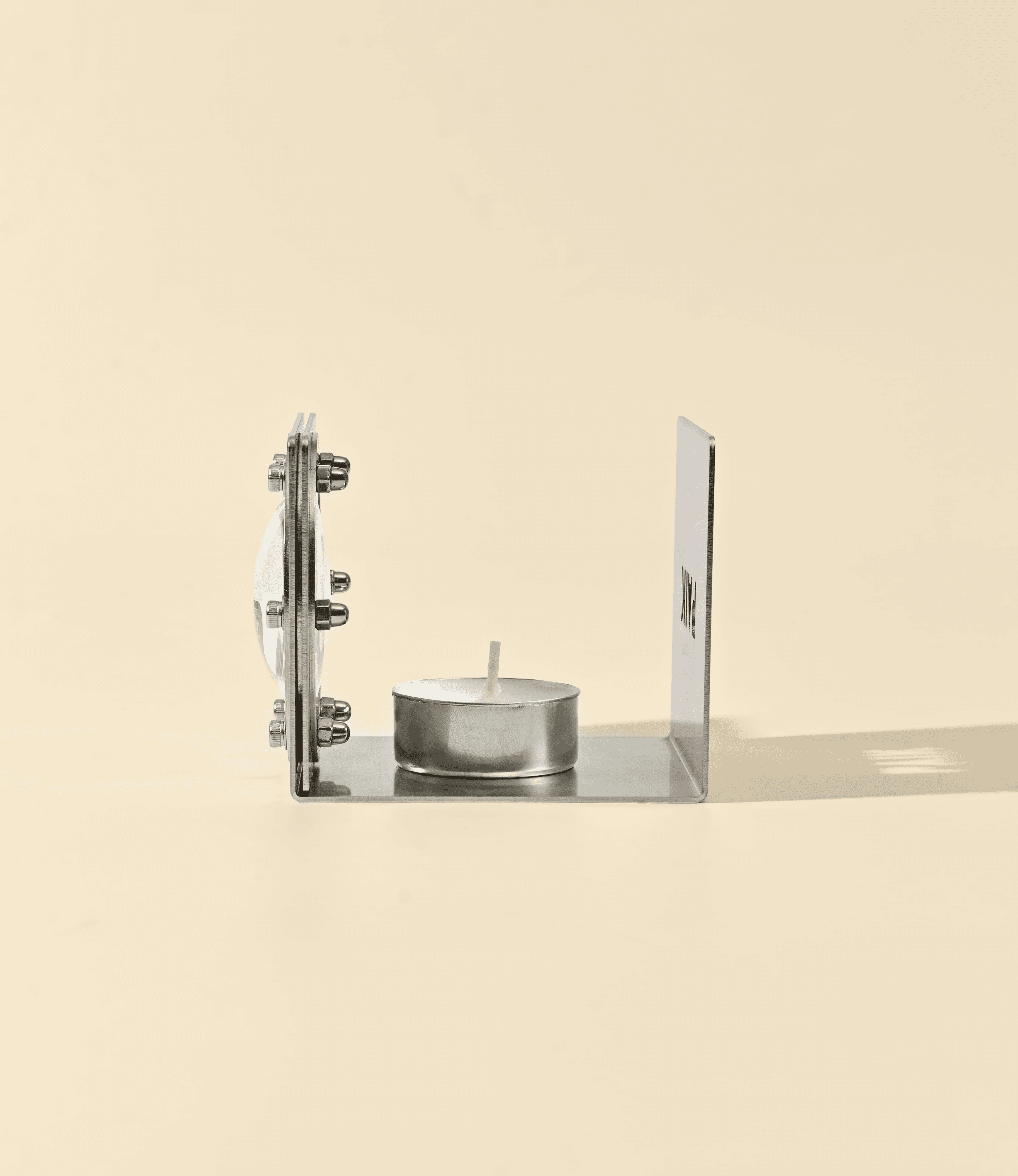 금속 격자 구조의 공간미를 강조한 ‘비례의 틈’ 조형 설치 뷰 02 – Studio Underscore 디자인 작품