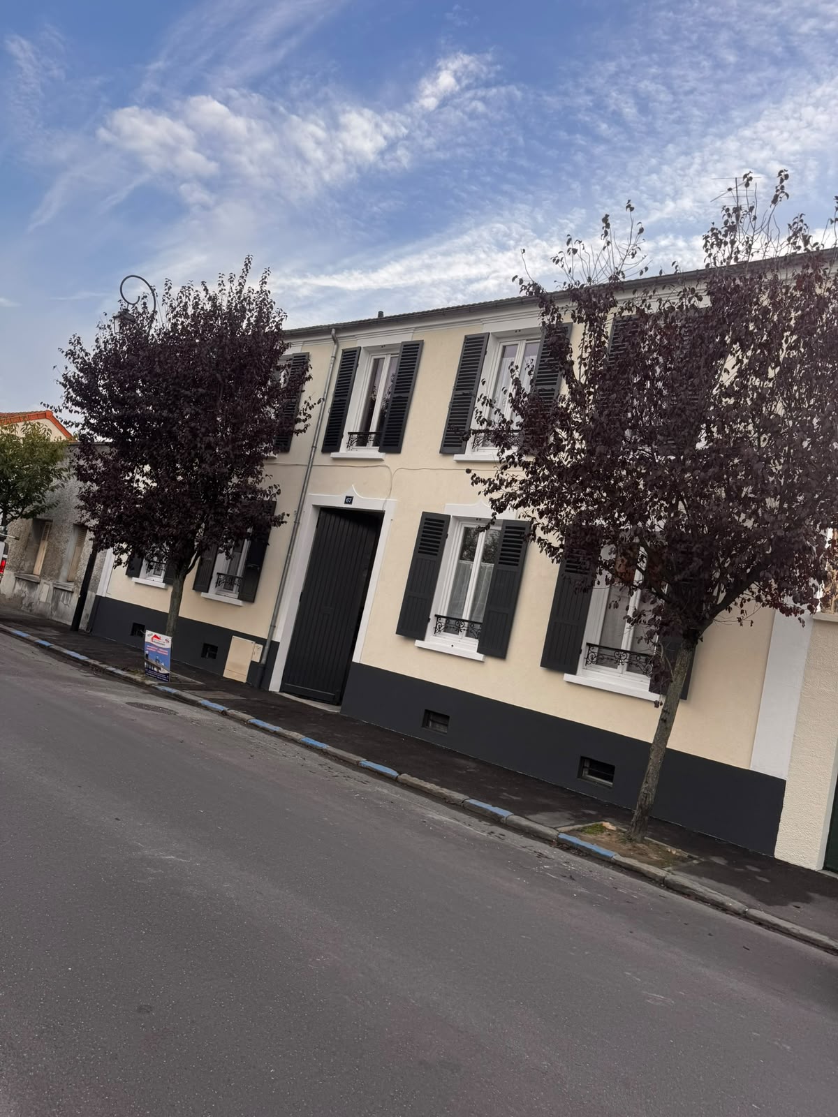Façade rénovée avec finition beige et soubassement foncé à Montreuil
