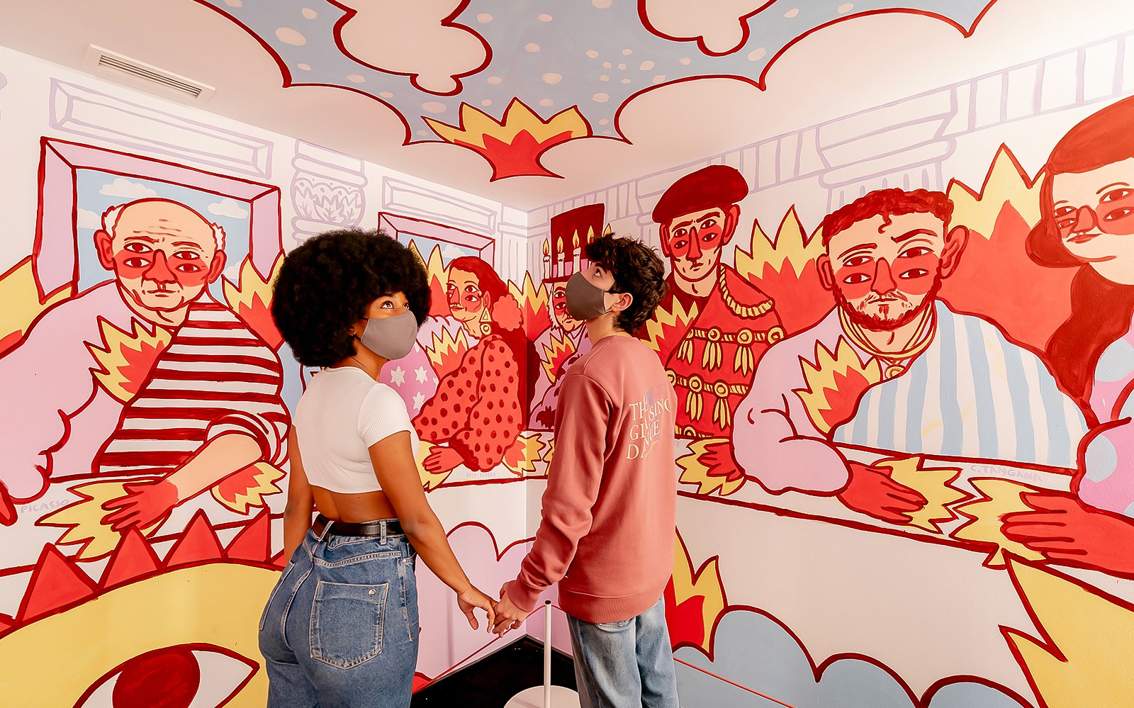 Par utforsker fargerik veggmaleri på Ikono i Madrid.