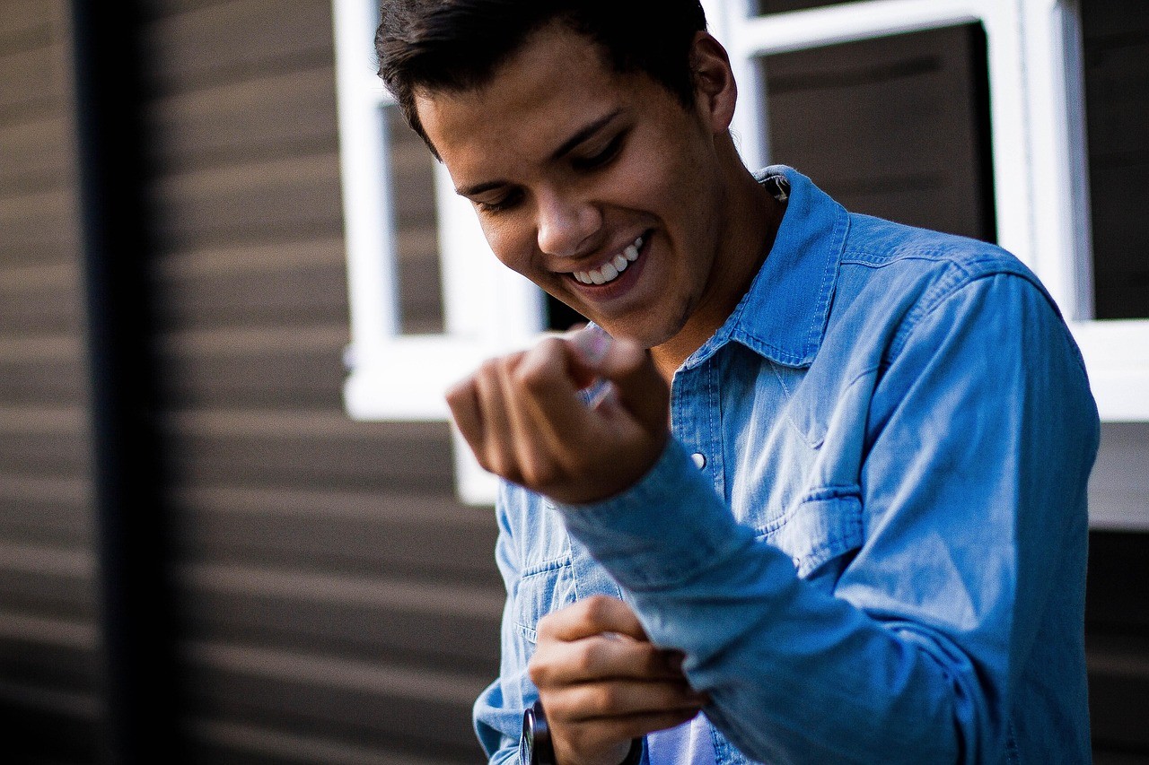 smiling-men,-happy-men,-men,-happy,-people,-smile,-adult,-smiling,-man,-person,- - josecazu28 (pixabay)