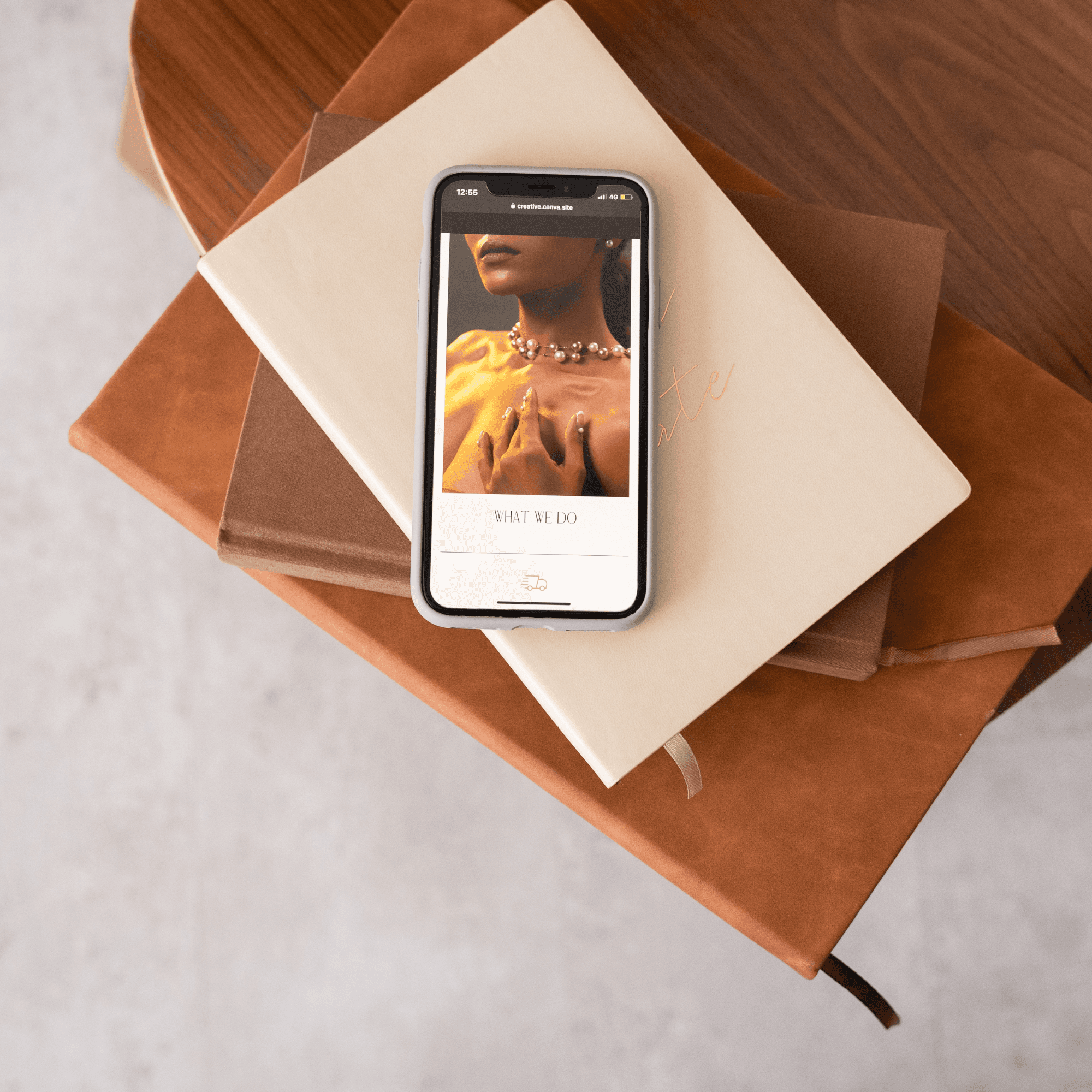 A man stands in a grassy field under a clear blue sky, embodying a thoughtful pose. Large yellow text reads "DÉTERMINATION" with motivational phrases in French.