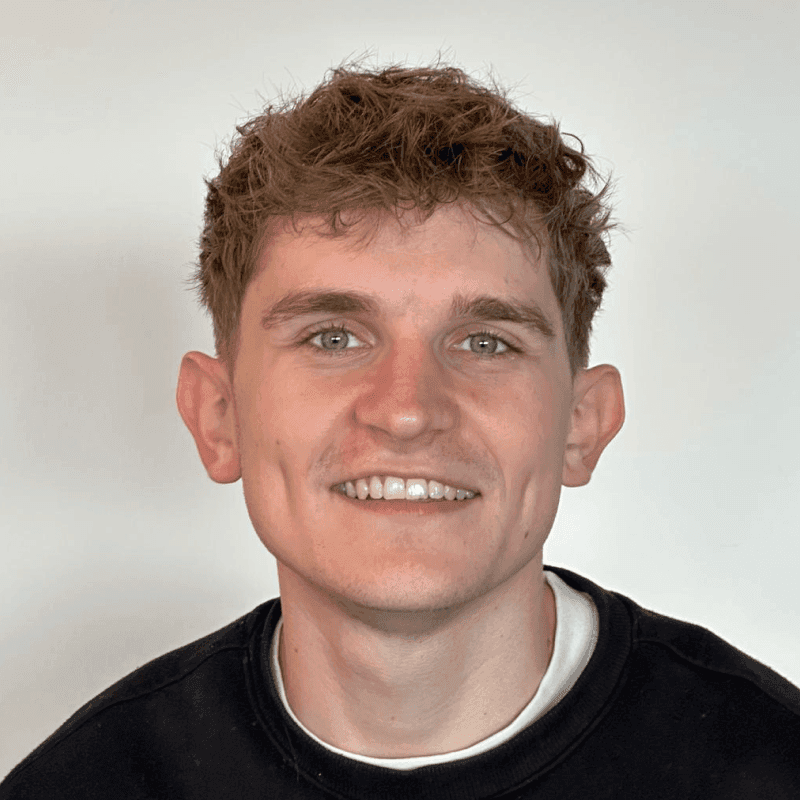 Elias Peters von L&L Production mit dem Team im Hintergrund