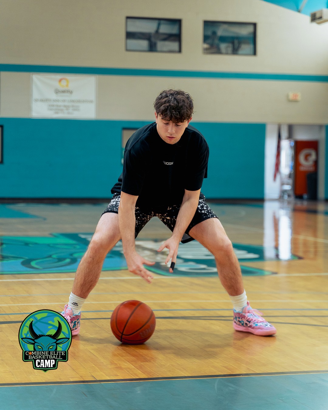Eli Ellis en position de dribble lors d’un entraînement en salle.