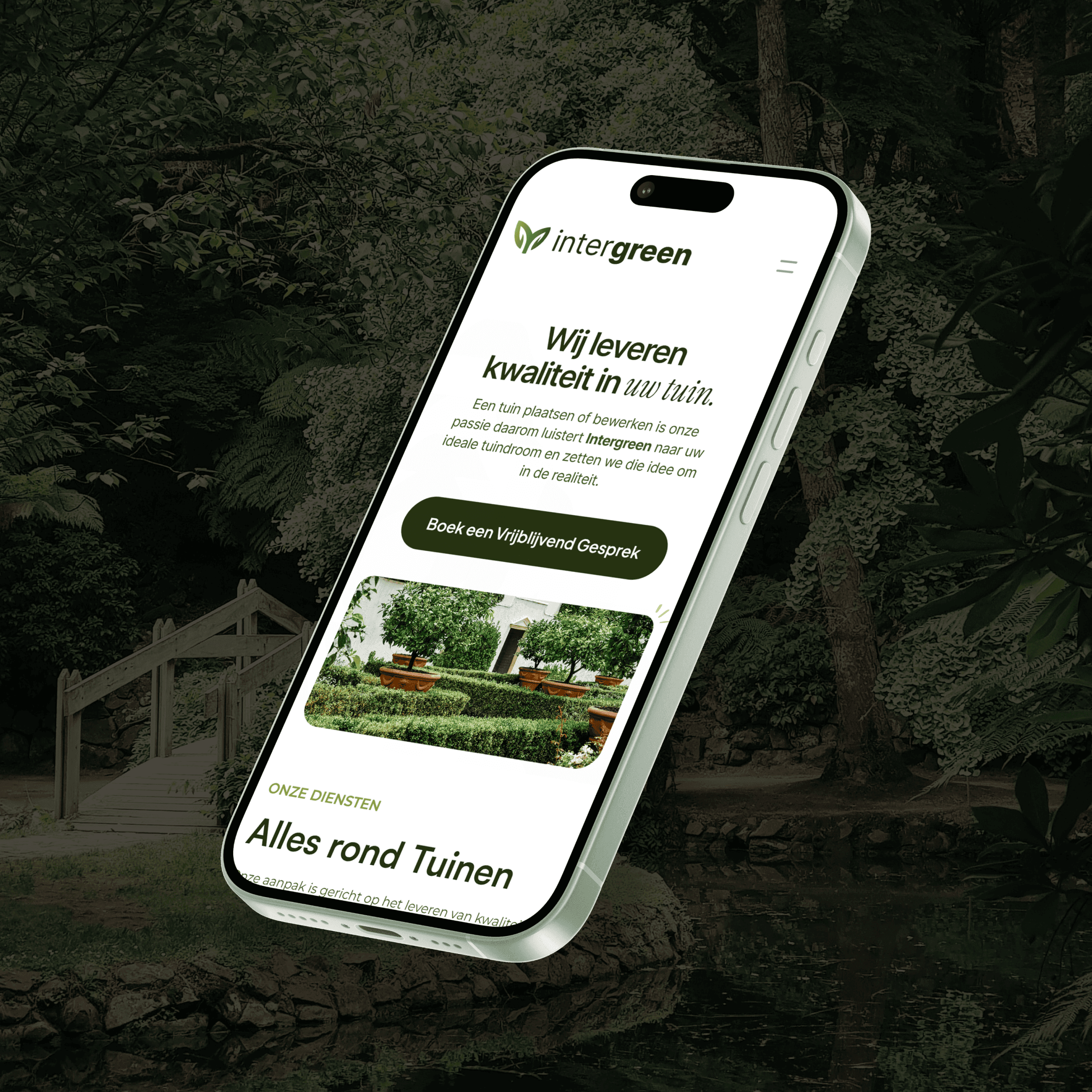 Een mockup van een iPhone 15 van de website van Tuinen Intergreen gemaakt door Cheatcode