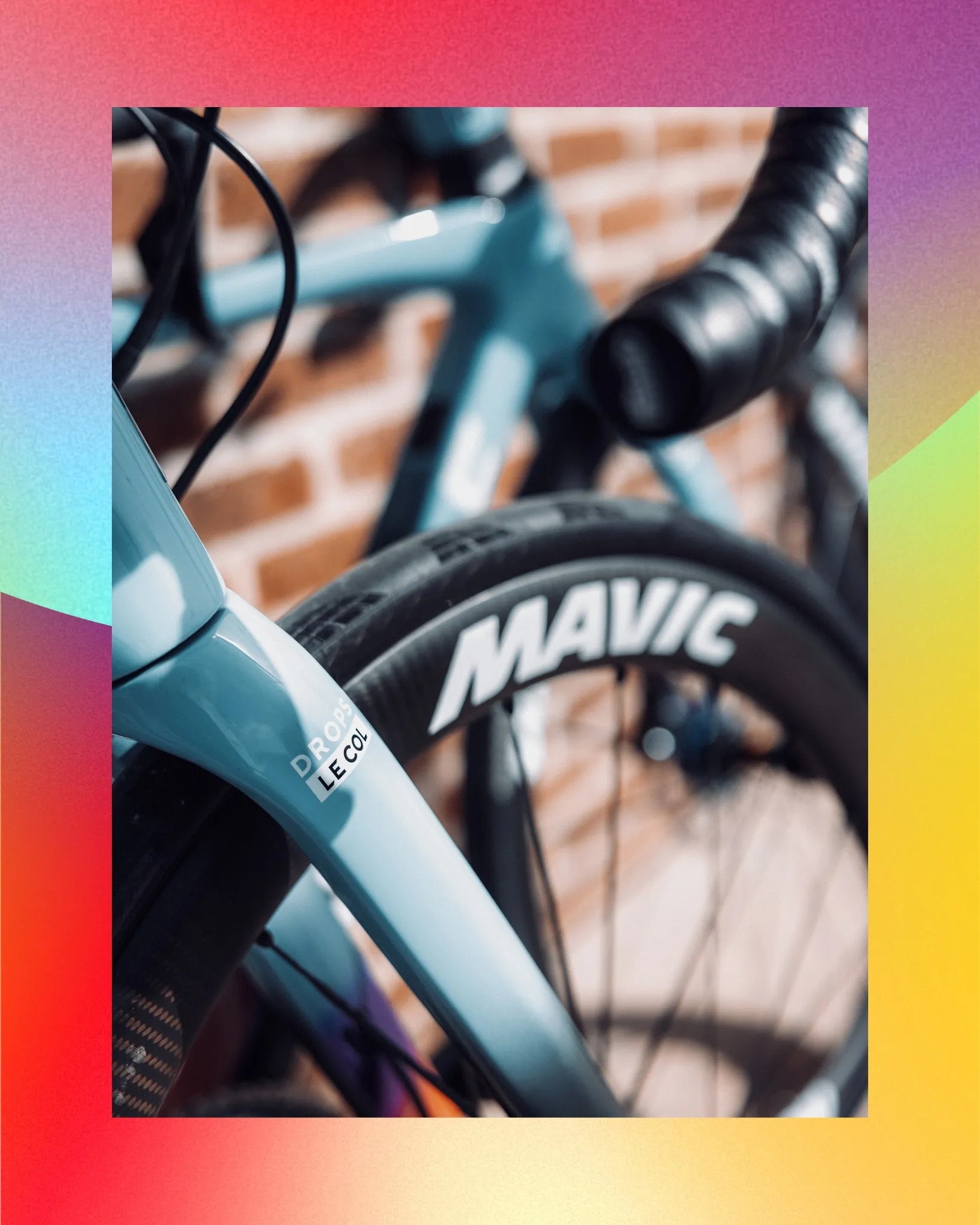 Illustration brandée avec au milieu photo sur roue MAVIC