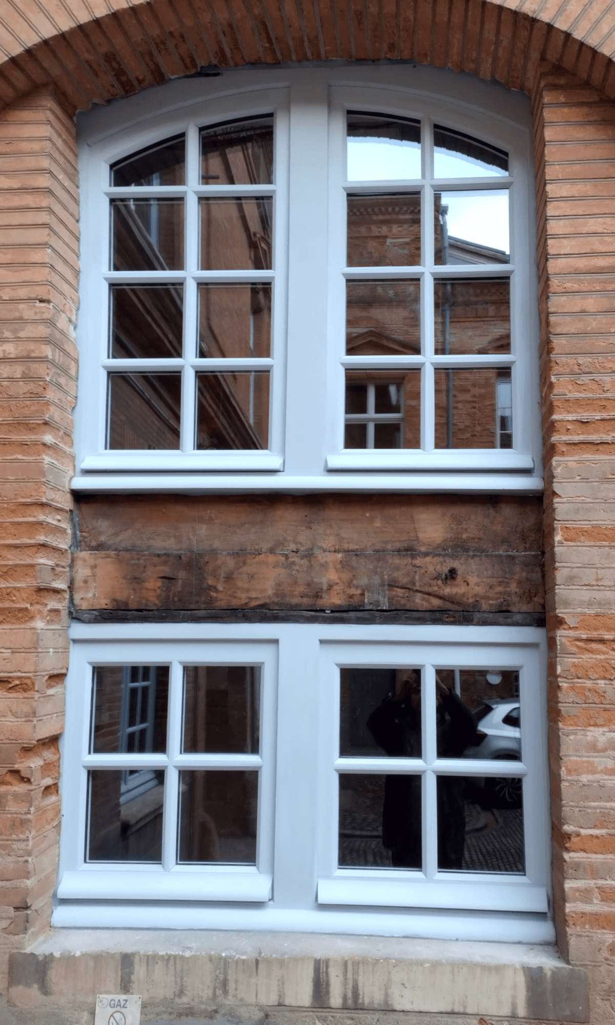 Fenêtres bois traditionnelles sur une maison ancienne à Toulouse 2