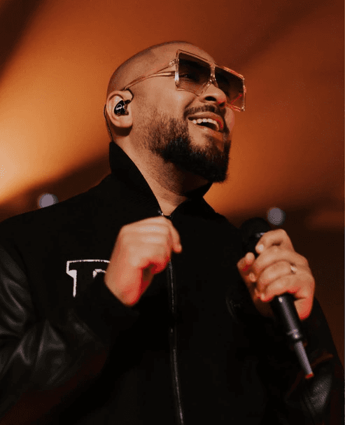 Ton Carfi, cantor e artista e cliente do Studio Responsivo - projeto de key visual