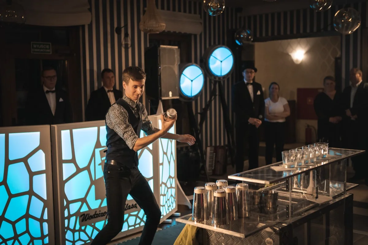 Pokaz barmański jako wyjątkowa atrakcja na weselu z mobilnym barem.