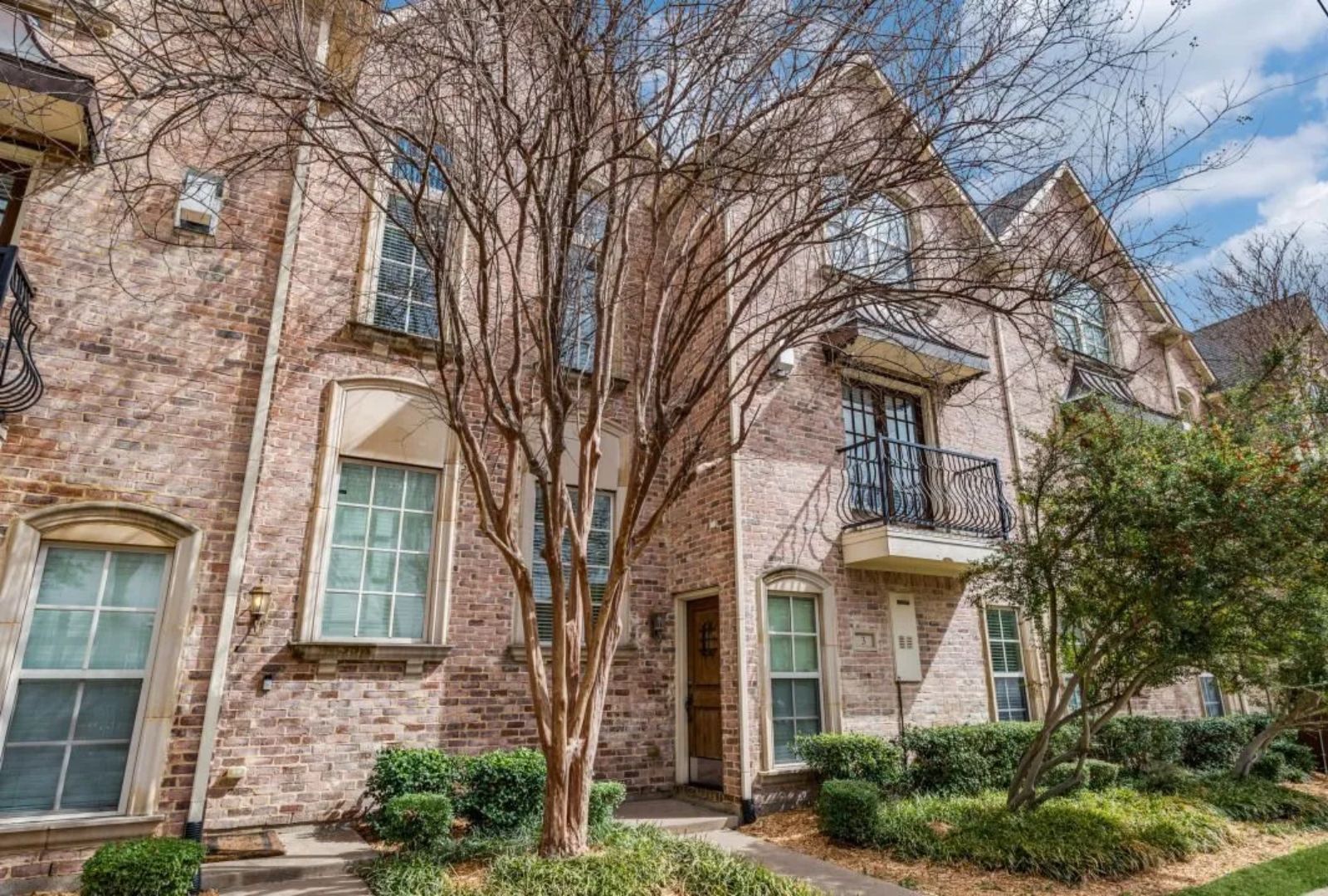 Druid Townhomes — 7-unit multifamily community in Dallas, TX; managed by Savoy Residential.