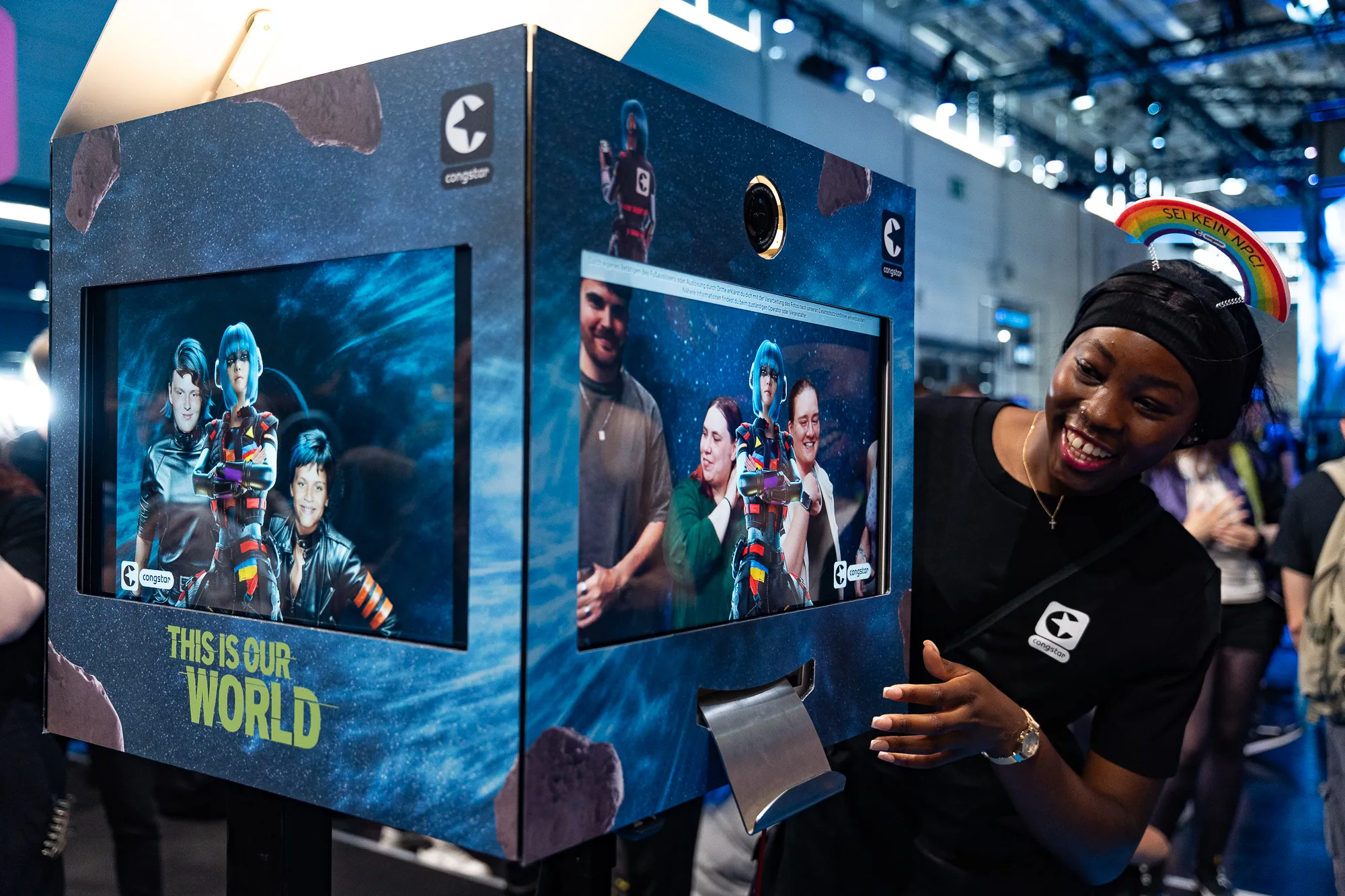 SnapCube Fotobox im Congstar Design mit Echtzeit-Vorschau auf einem Messeevent