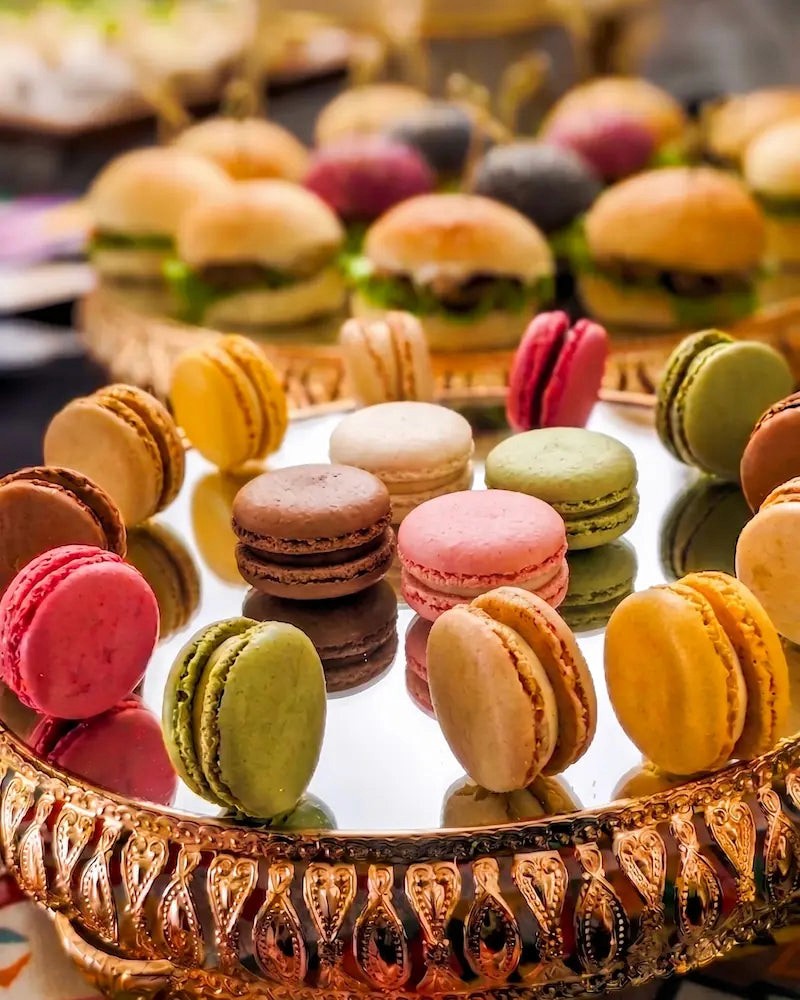 Mini macarons franceses surtidos para buffet y mesa dulce de matrimonios en Santiago.