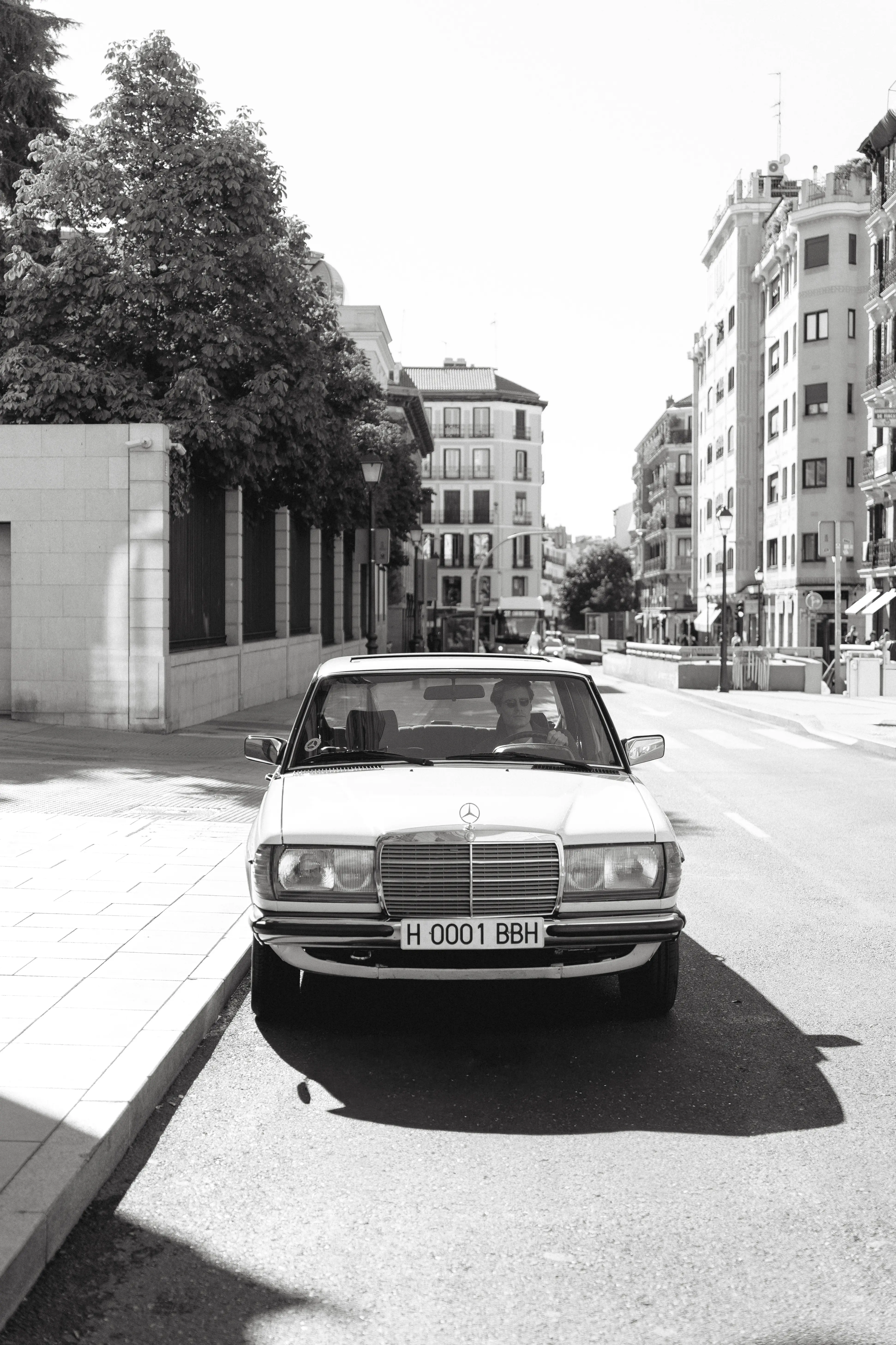 Mercedes antiguo por las calles del centro de madrid
