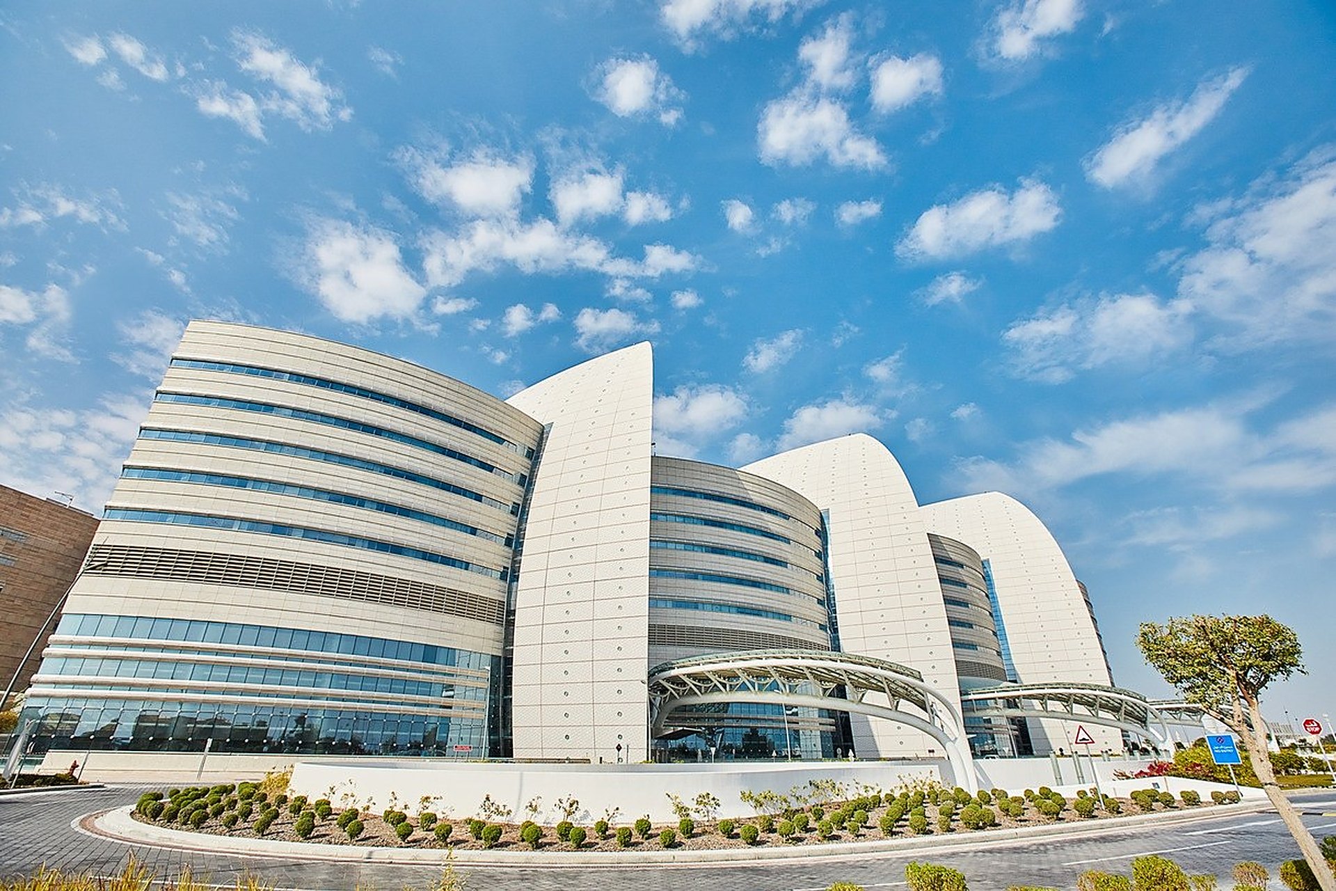 Sidra Medicine et ses façades en forme de voiles, sous un ciel bleu, à Doha, la maternité privée la plus choisie du Qatar