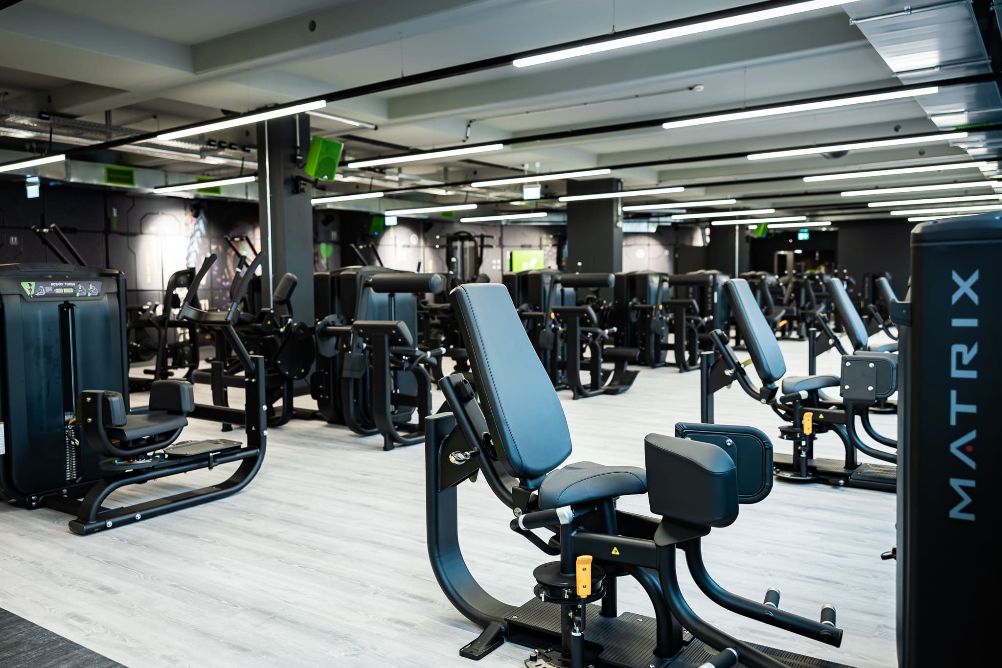 Lady-Gym im XTRAFIT Fitnessstudio in Sindelfingen mit modernen Geräten, Matten und Gewichten.