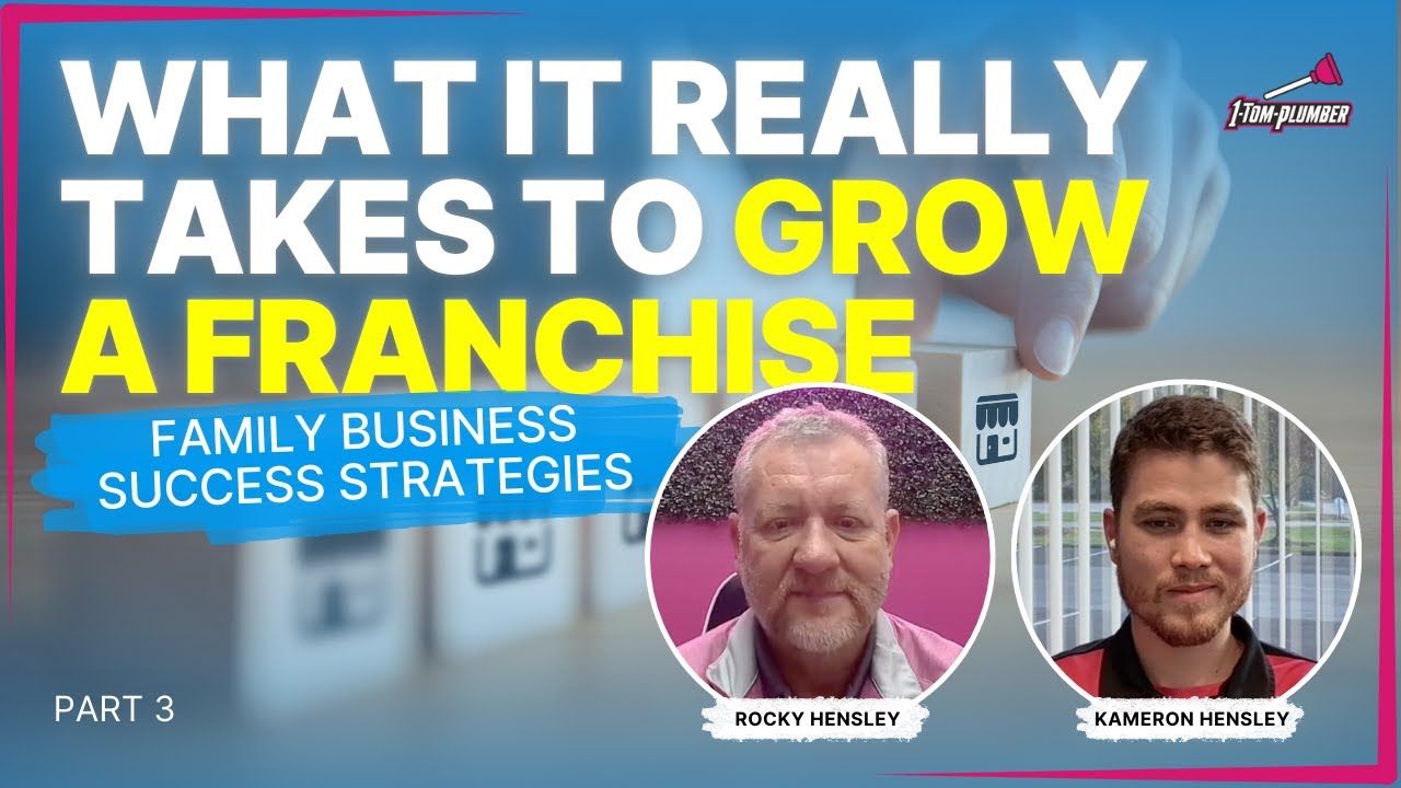 kleine Würfel, die Häuser zeigen, und zwei Restauratoren im Vordergrund