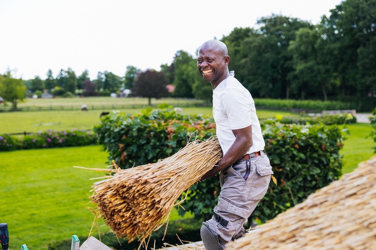 Rietdekker van Rietdekkersbedrijf van Dijk bereidt riet voor