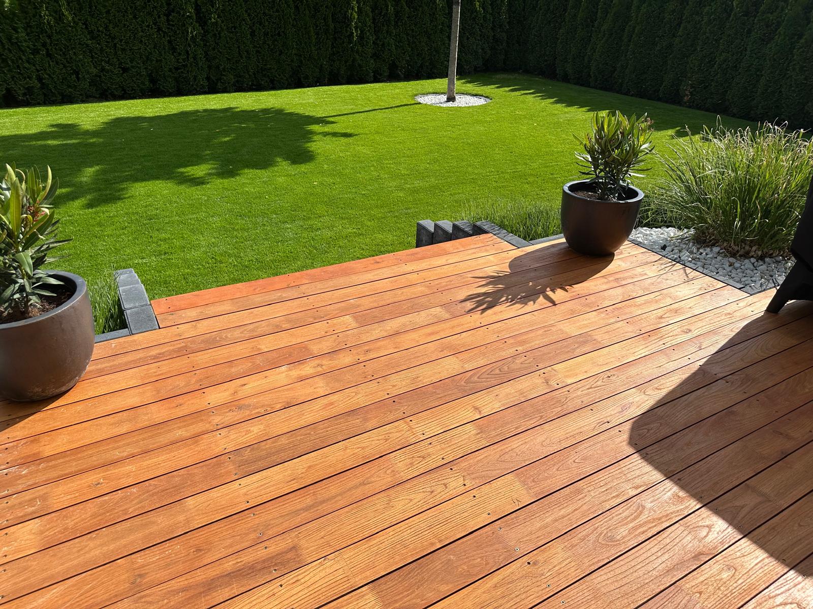 Garten mit Robinienholz Terrasse