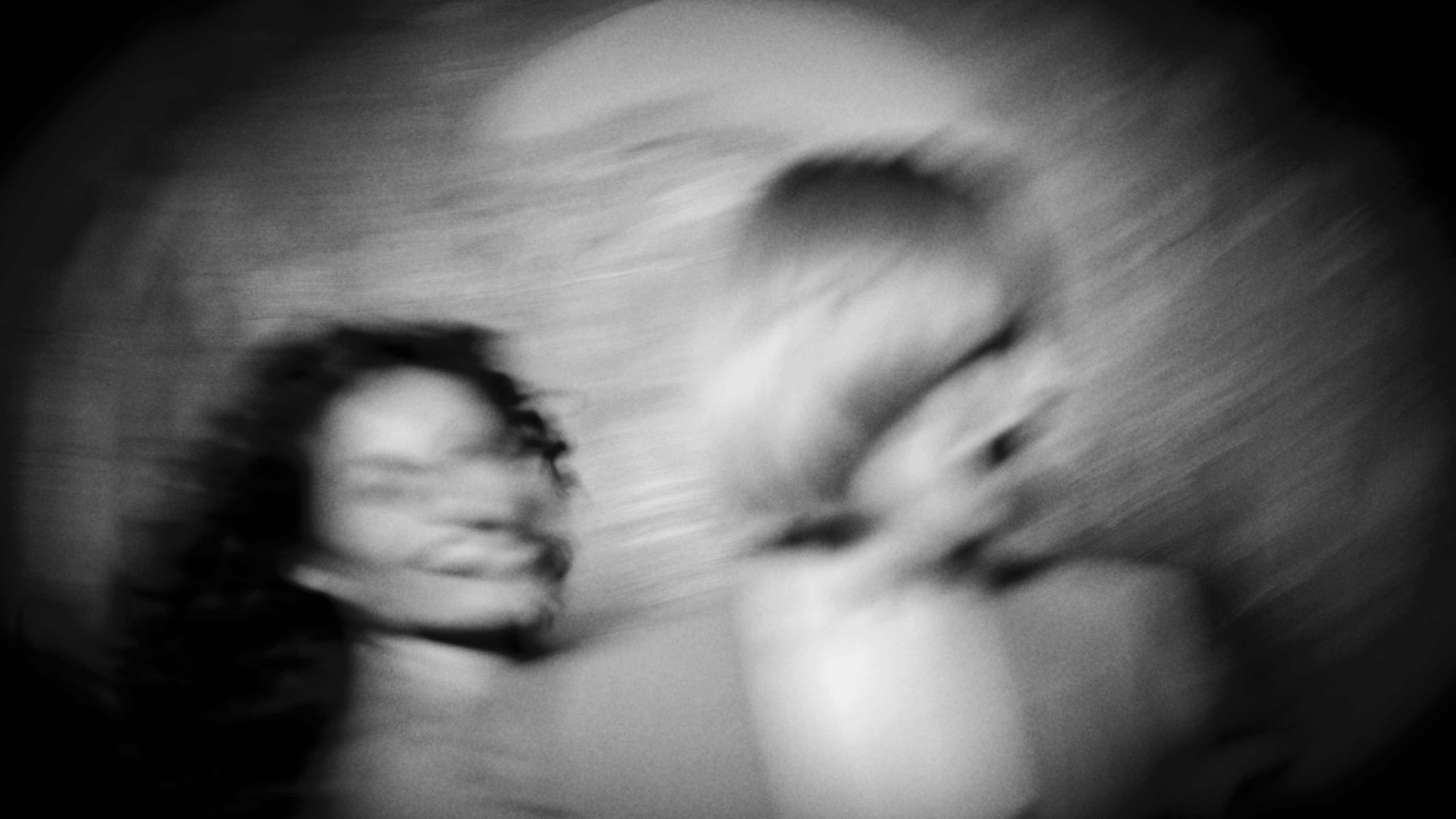 Aufnahme von Frauen, die Spaß haben, mit Bewegungsunschärfe
