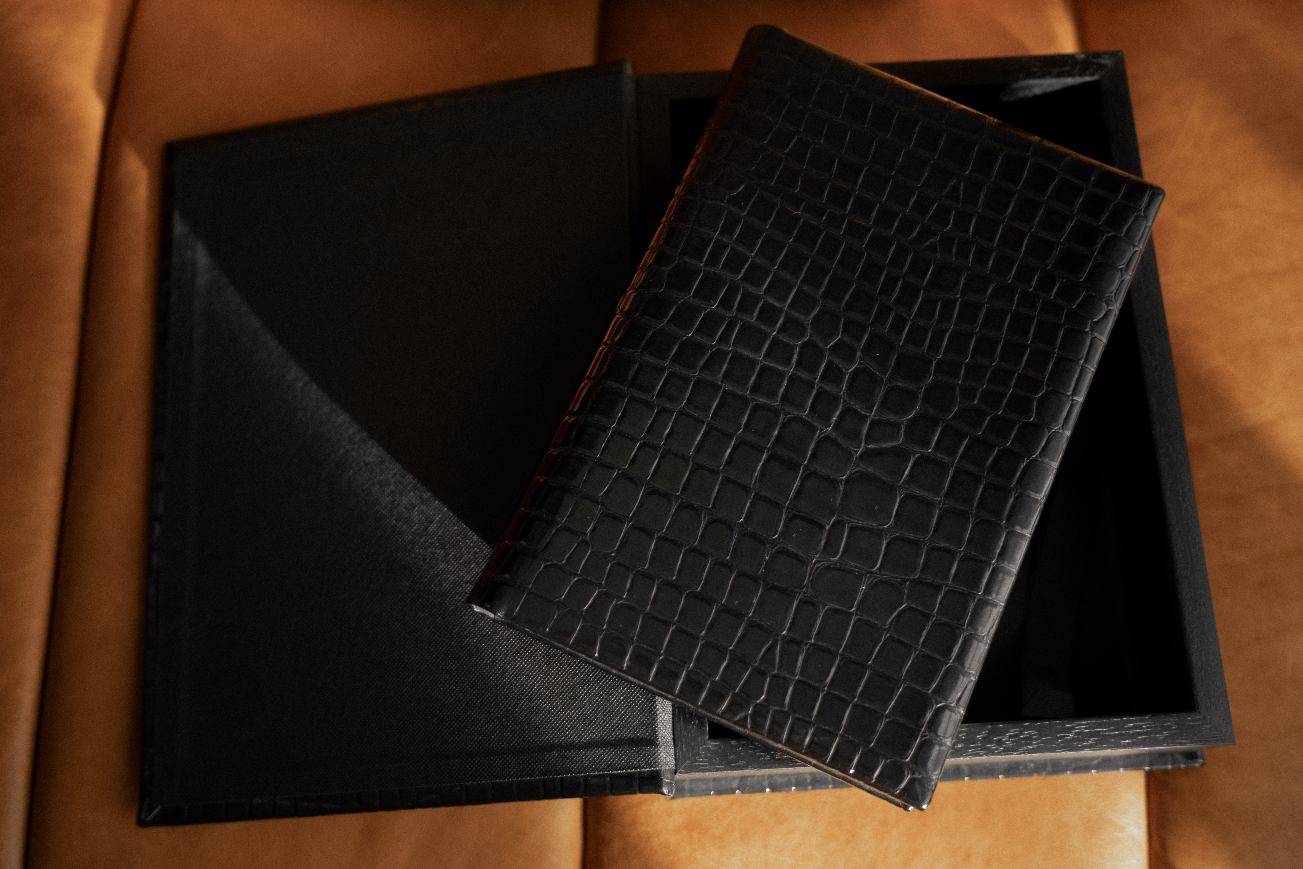 Luxury boudoir photo album by photographer Ramona, Solothurn, Switzerland.