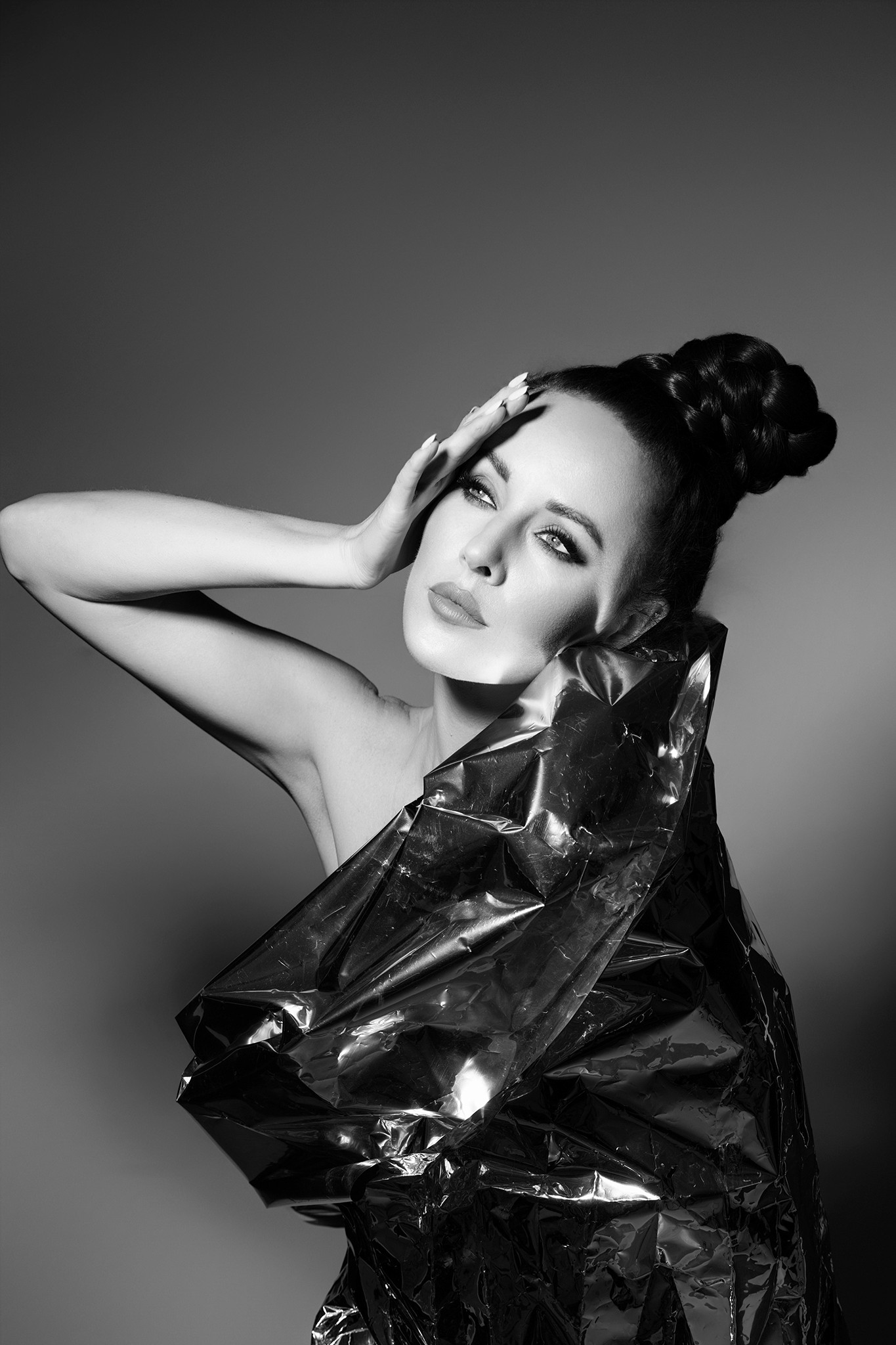 Artistic nude with metallic fabric, black and white - Chrome - Agnieszka Czyzkowska Photography
