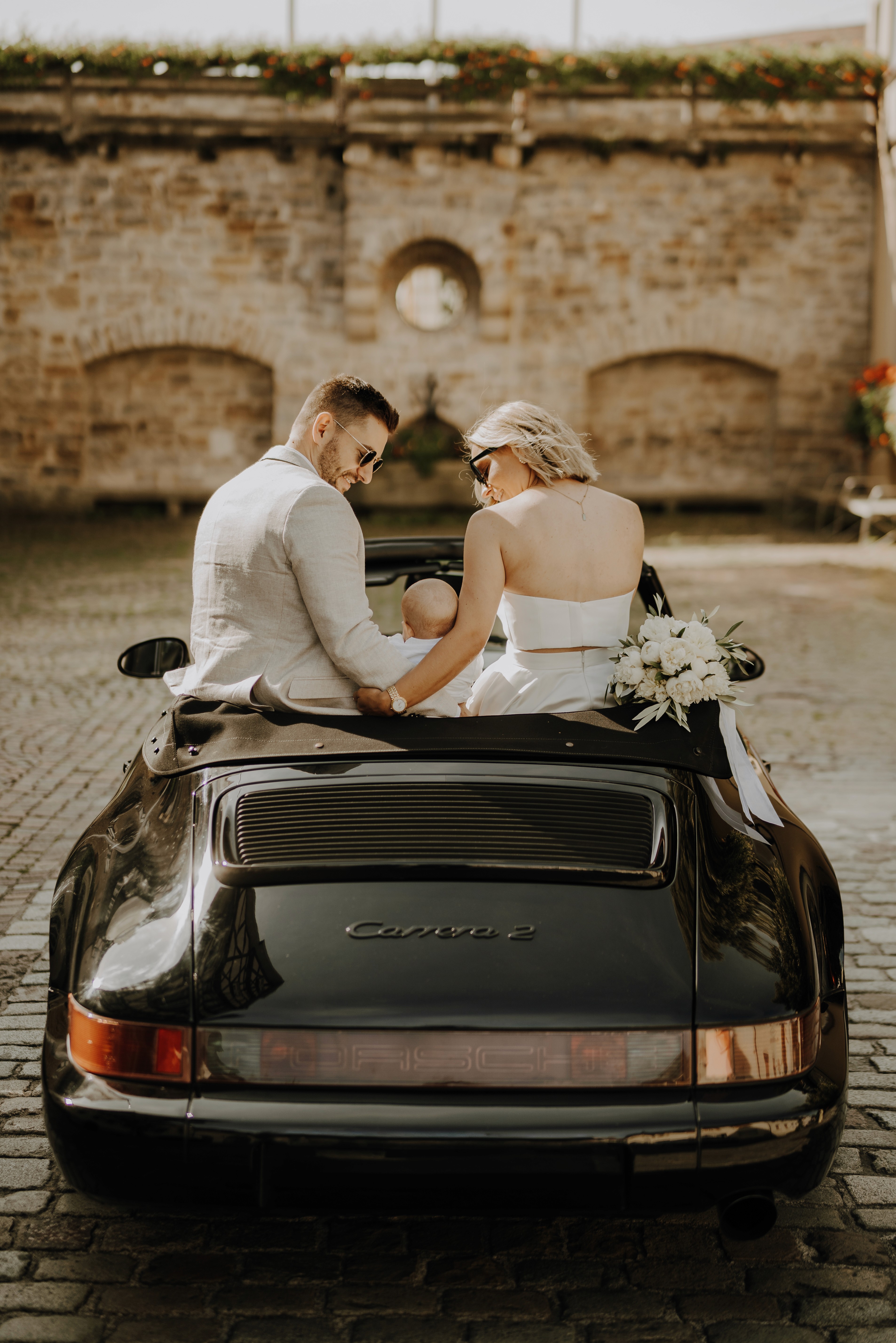 Hochzeitsfoto Paar in Oldtimer