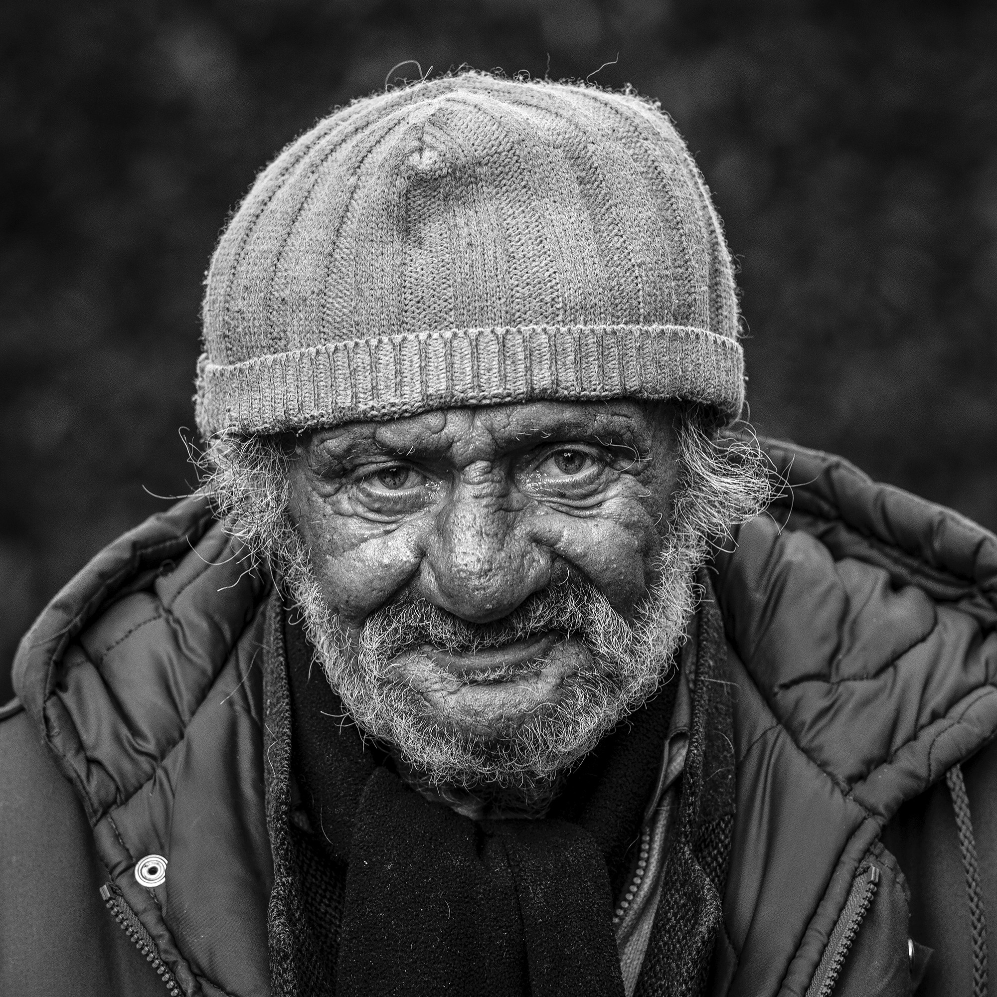 Frederic Bourcier, photographe documentaire, réalise des portraits d’un sans domicile fixe qui vient régulièrement lui rendre visite à son atelier. A travers ces photos, on peut voir les saisons , son humeur et surtout son état de fatigue.
