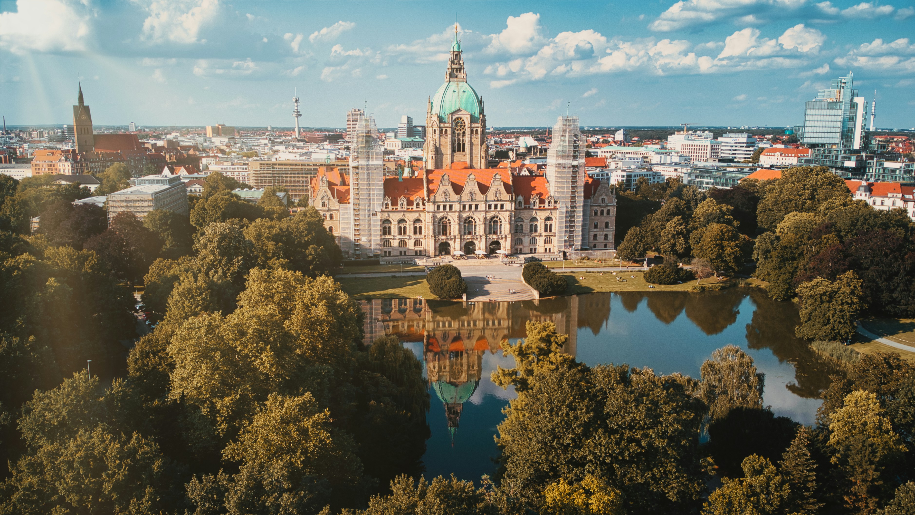 Das Landesmuseum Hannover, ein repräsentatives Museumsgebäude mit neoklassizistischer Fassade, zeigt bedeutende Sammlungen aus Kunst, Kultur und Naturgeschichte.