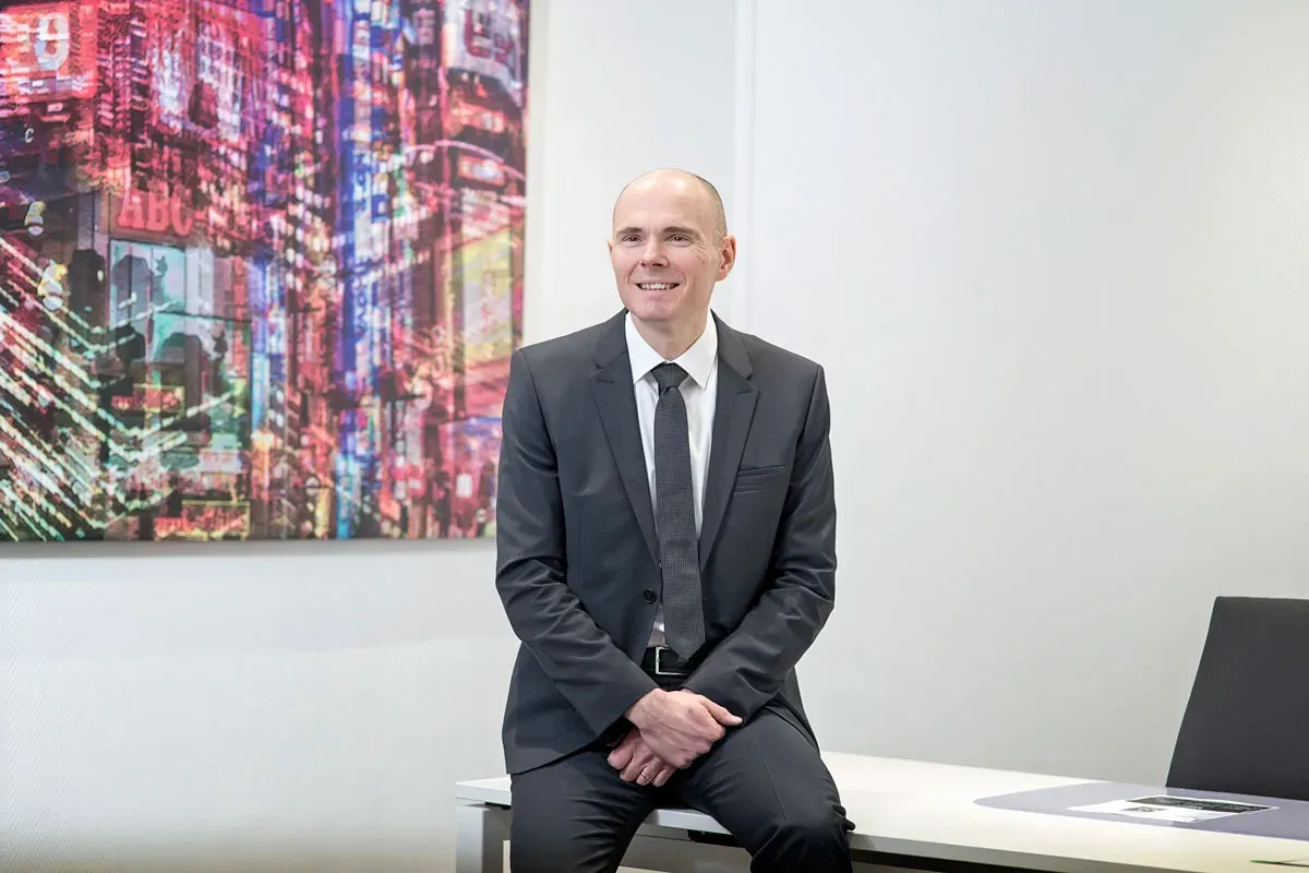 Portrait professionnel dans bureau panoramique — photo portrait Lille Nord | Anteale Yann Manac’h 2025