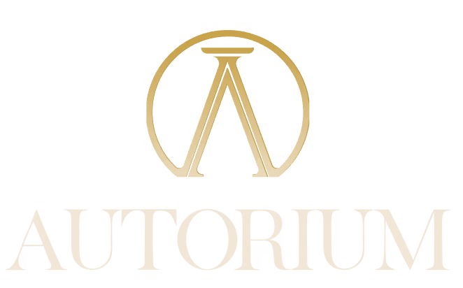 Scritta Autorium con logo dorato. Logo rappresenta una A stilizzata a colonne e un semicerchio che la richiude