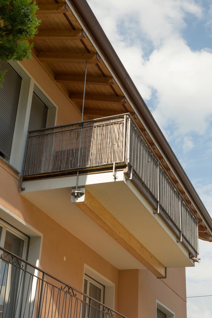Casa-in-legno-prefabbricata-balcone-svizzera (Quartino - Canton Ticino) Galimberti-IMG_8613.jpg