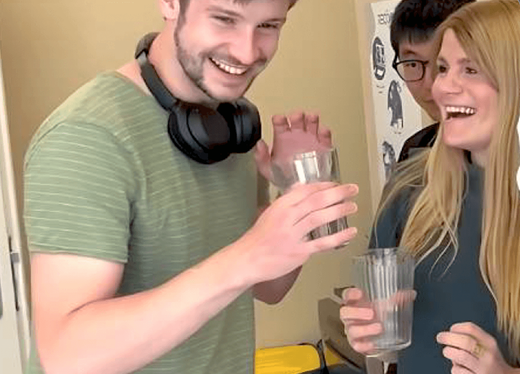 Tensordyne Team trinkt lachend einen ReDrink
