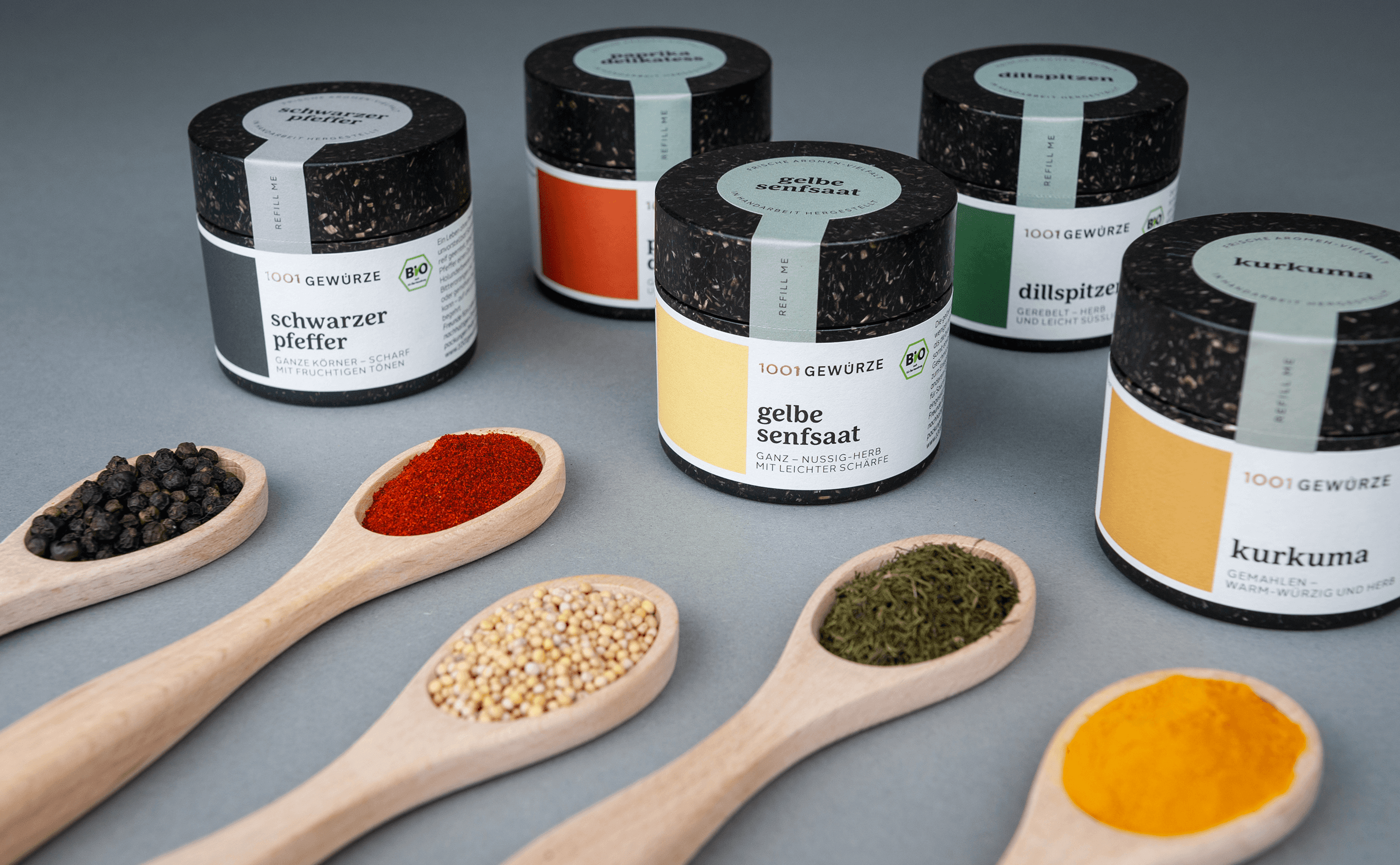 Frontansicht des tegut… teo in Rasdorf mit Kund:innen – nachhaltiges Micro-Store Konzept gestaltet von Design for Human Nature in Hamburg.