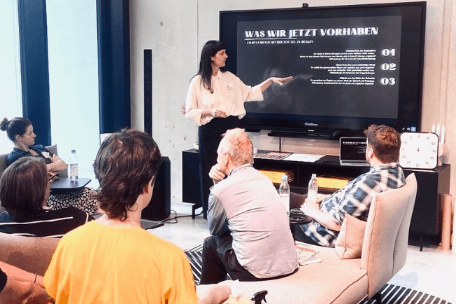 Simone Engelhardt präsentiert das Projekt "Temporal Ecospheres" auf der Munich Creative Business Week (MCBW) 2024