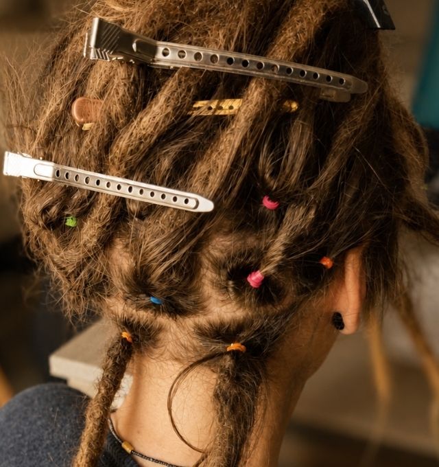 Service d’entretien de dreadlocks à domicile par Claudie Dredause dans le Sud-Ouest : retwist, soin et entretien des locks naturelles.