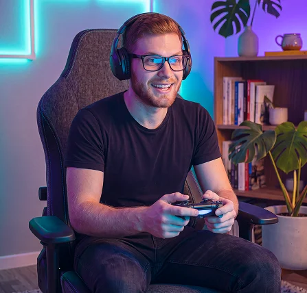 Homem jogando videogame