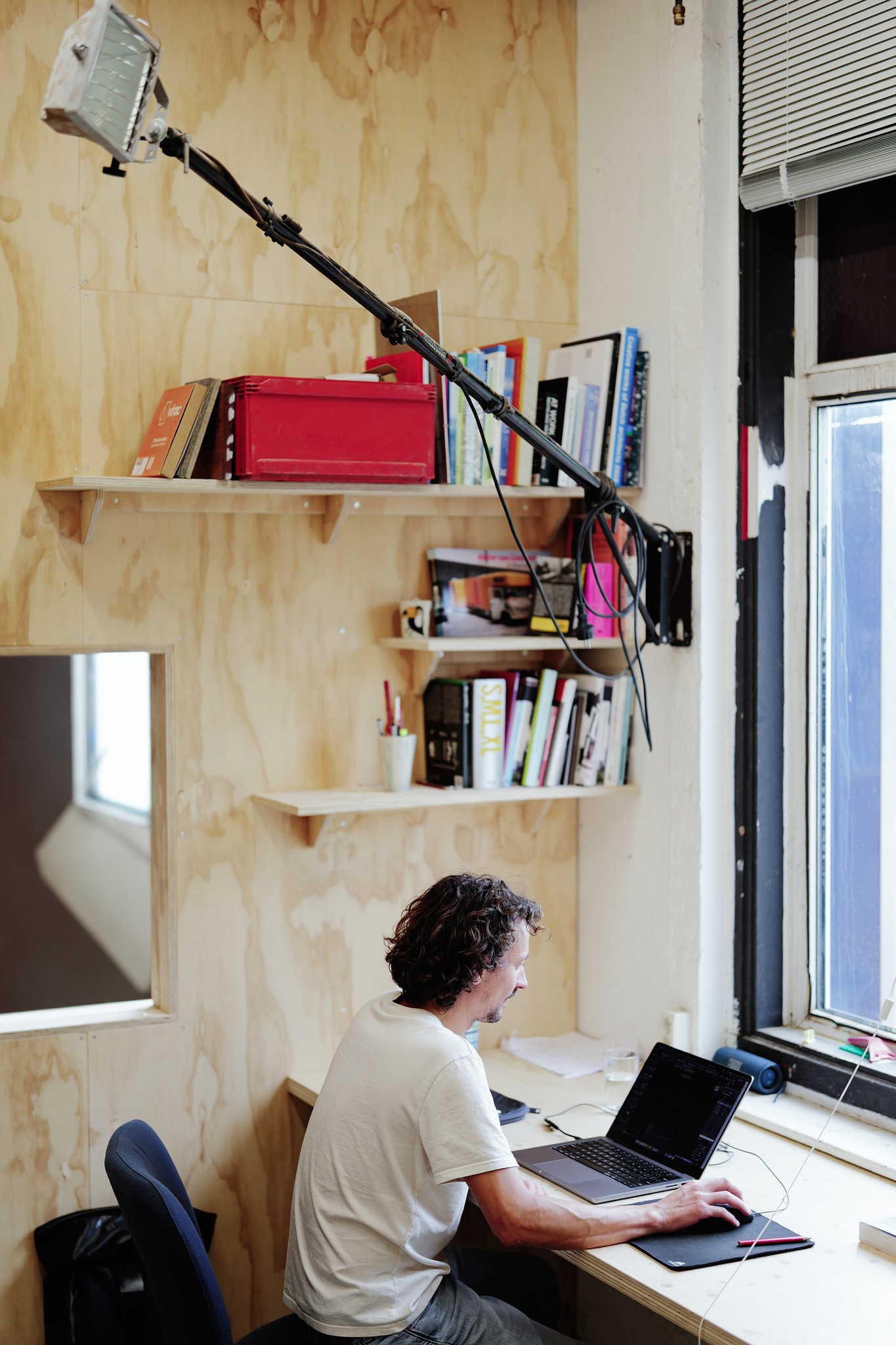 Studio Klinkenberg Lysander achter laptop