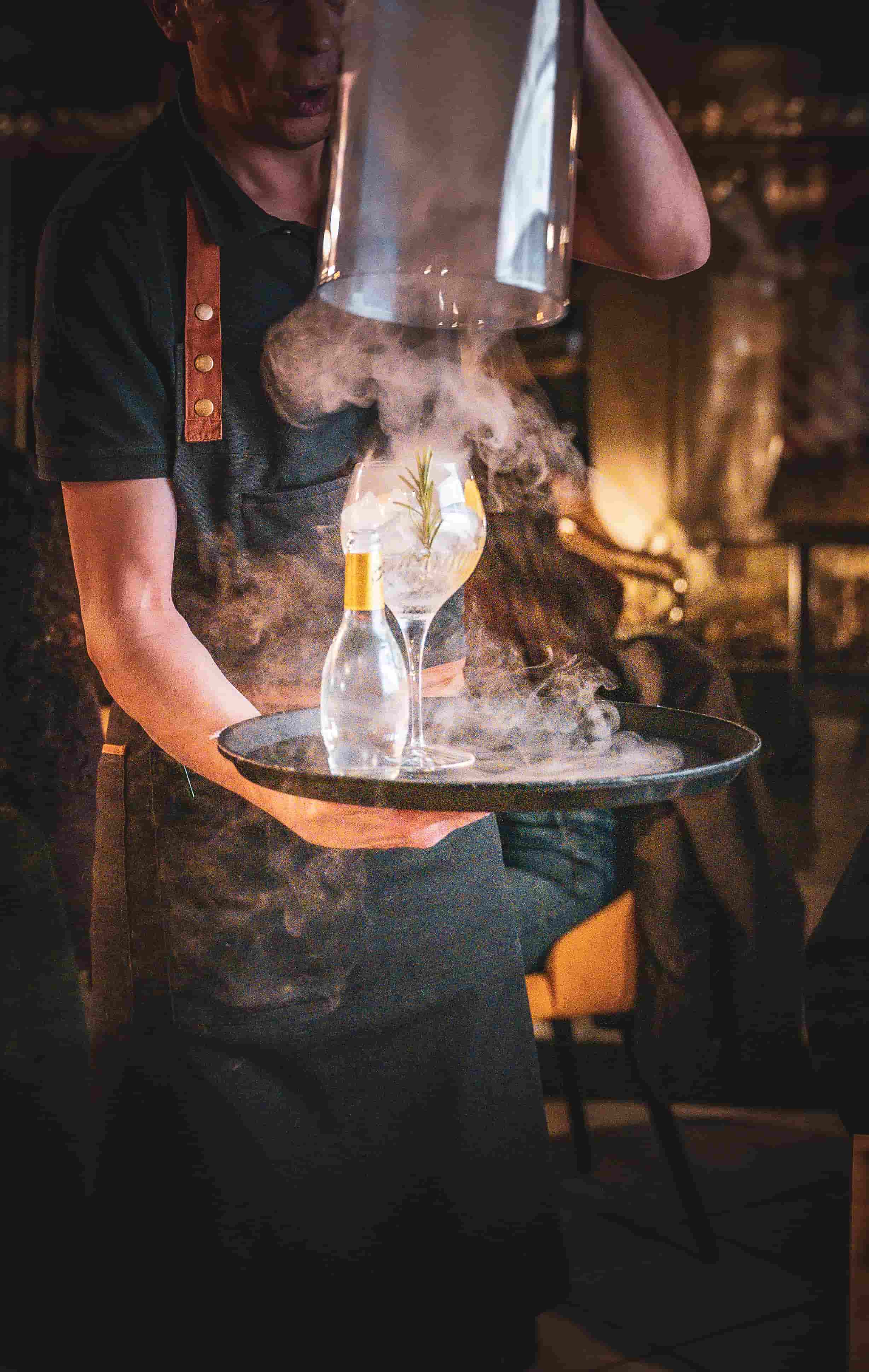 Cocktail signature fumant préparé par notre mixologue au restaurant L'Entre-Temps à Chimay