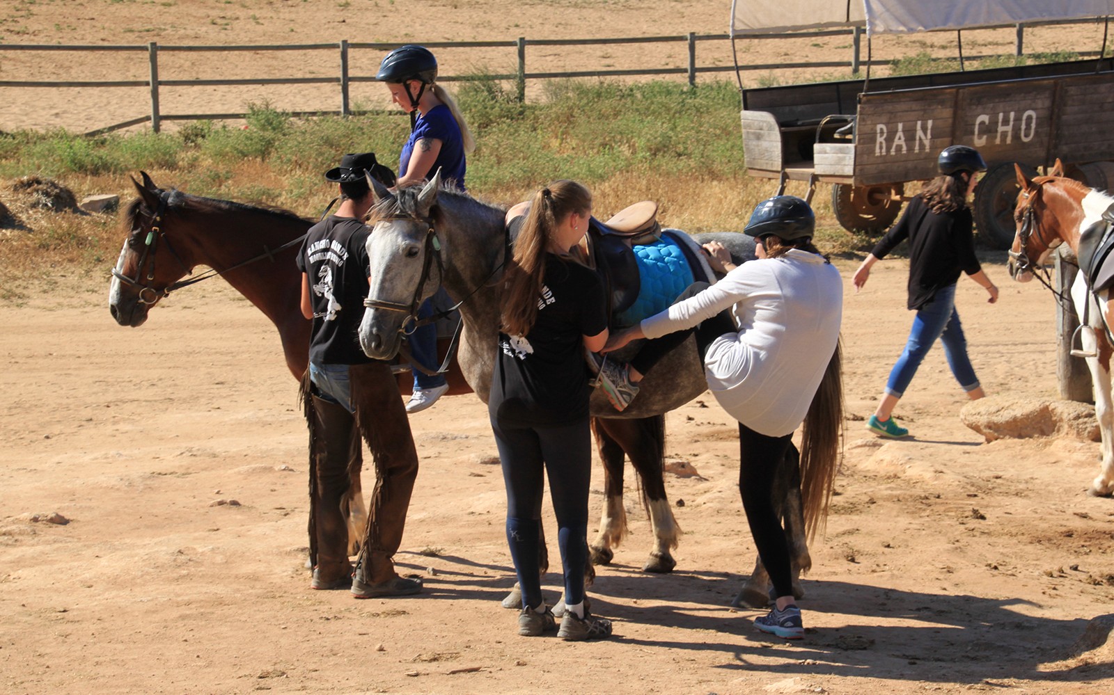 Preparación para montar a caballo en un rancho en Mallorca.