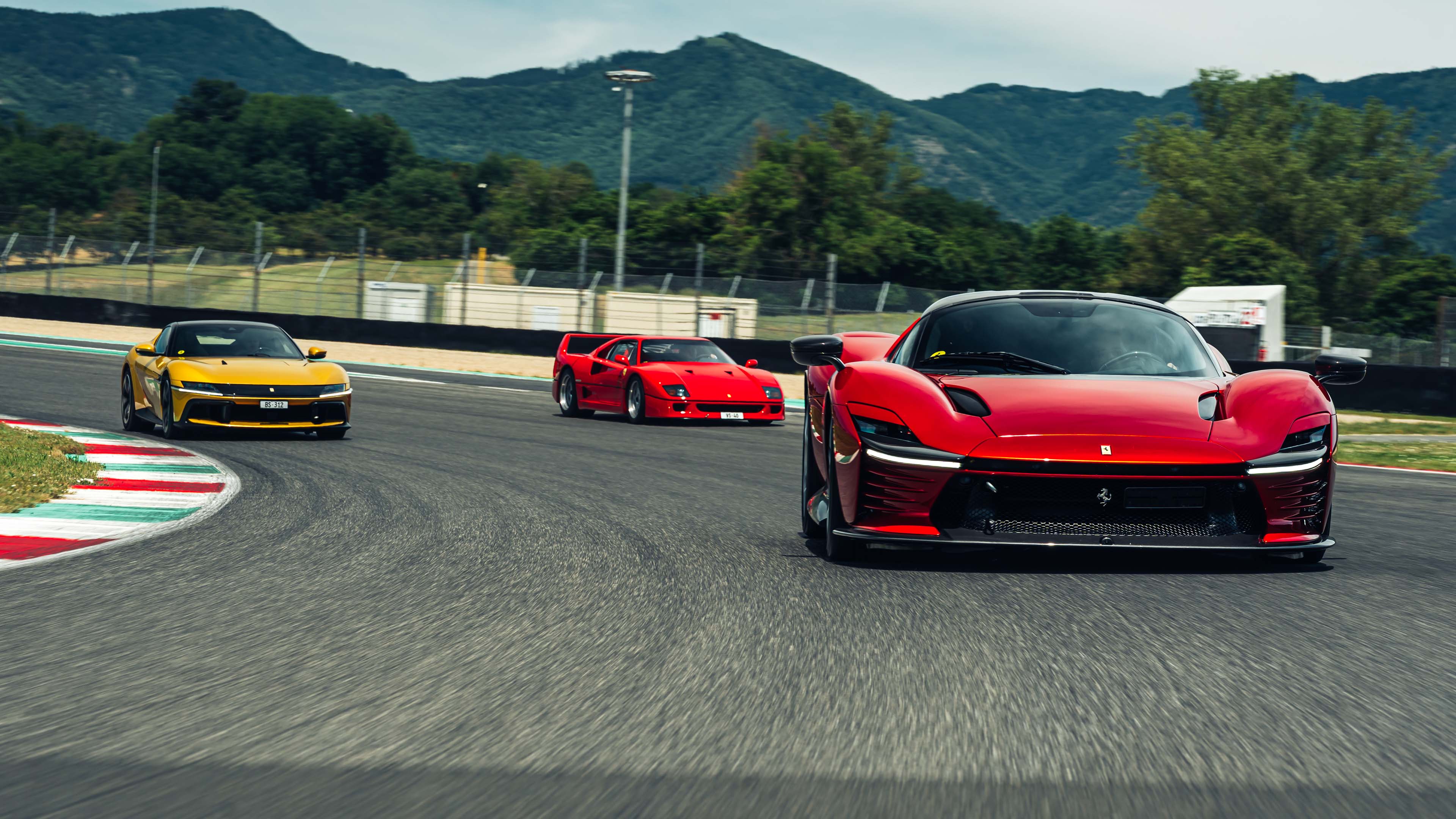 Foto in pista di ferrari sp3 daytona seguita da f40 e 12cilindri