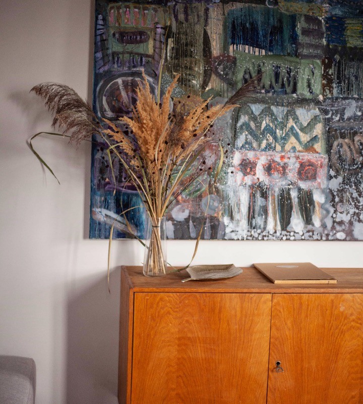 Designerski obraz oraz komoda w Villa Stara Apteka. Hotel dla grup na Dolnym Śląsku. 