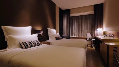 EquipHotel 2026 à Paris avec stands design hôteliers et professionnels de l’hôtellerie en échange.