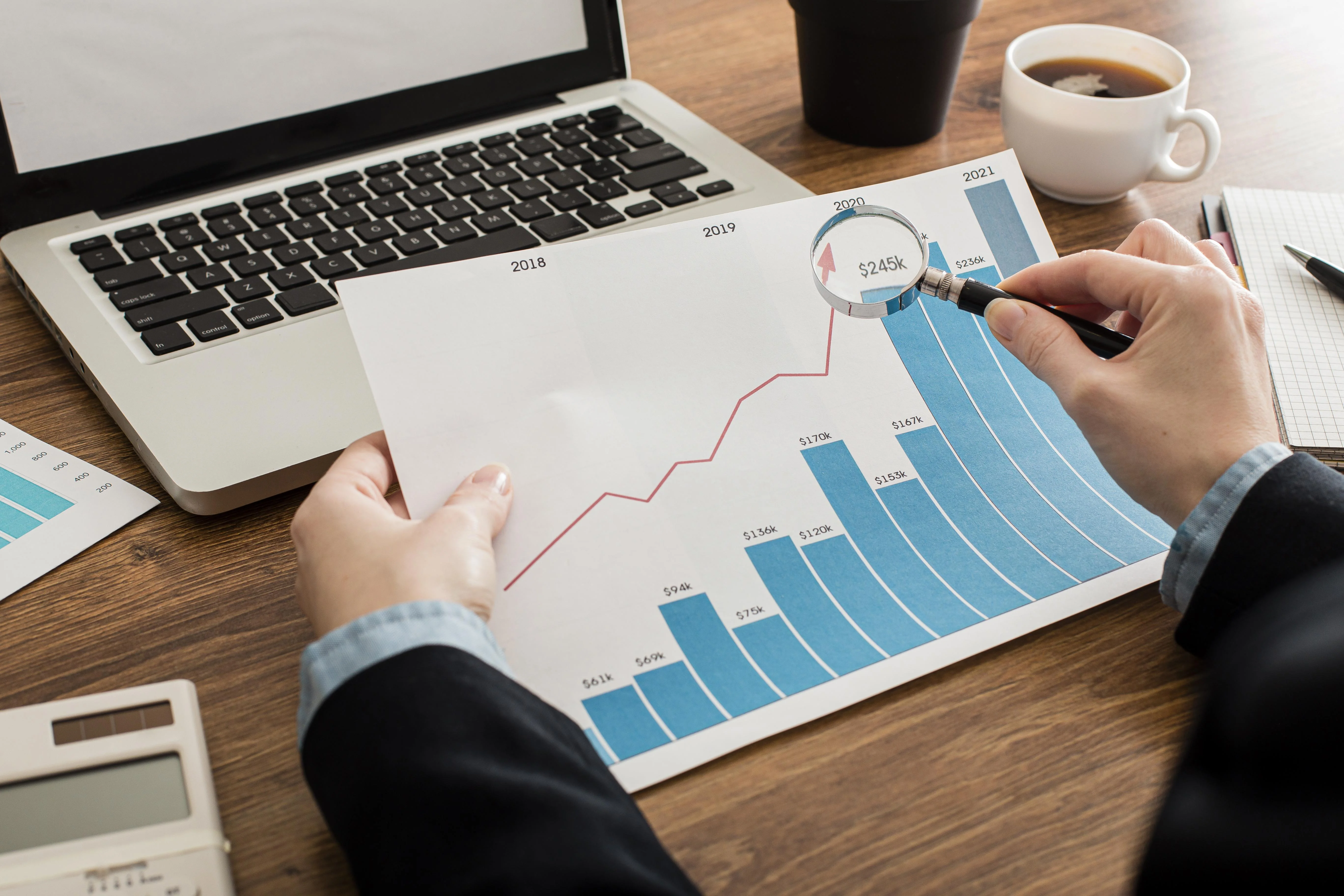 Analista de dados fazendo uma estatística inferencial