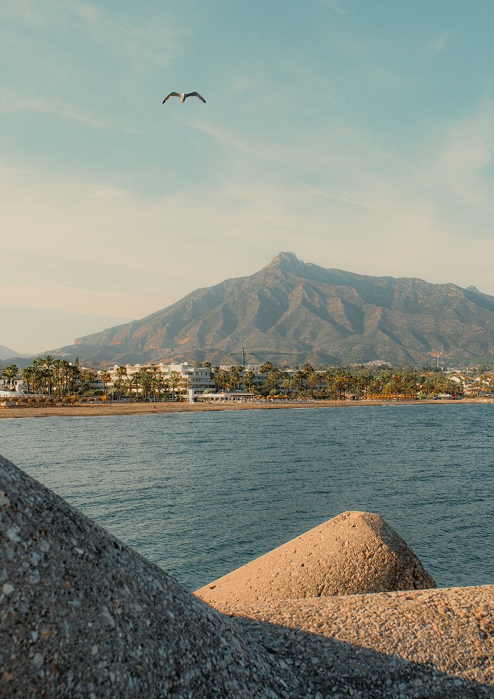 Fotografia krajobrazowa przedstawiająca morze i góry