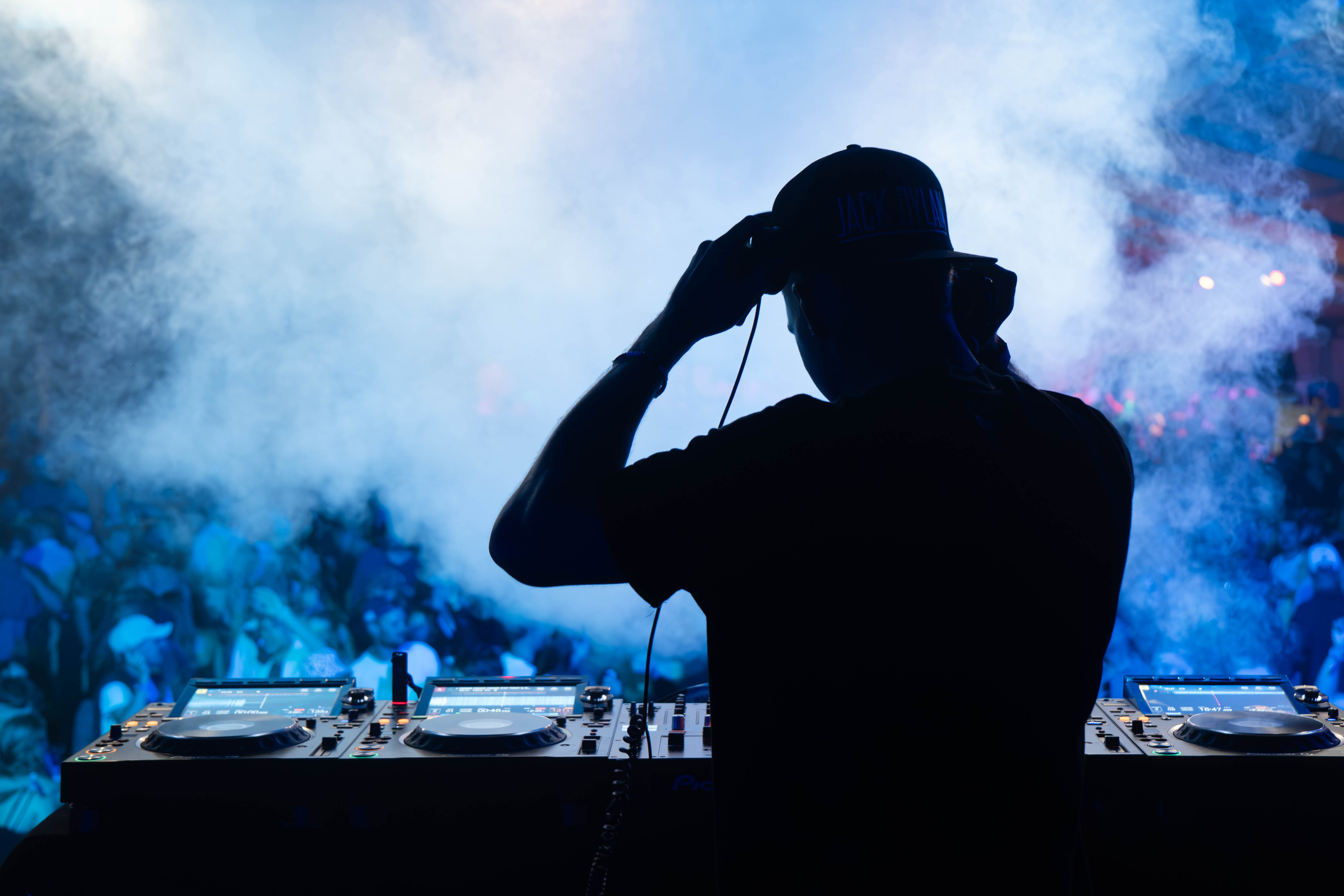 shilouett of dj infront of a crowd
