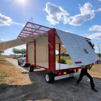 Vista trasera de carro para transportar dron agrícola