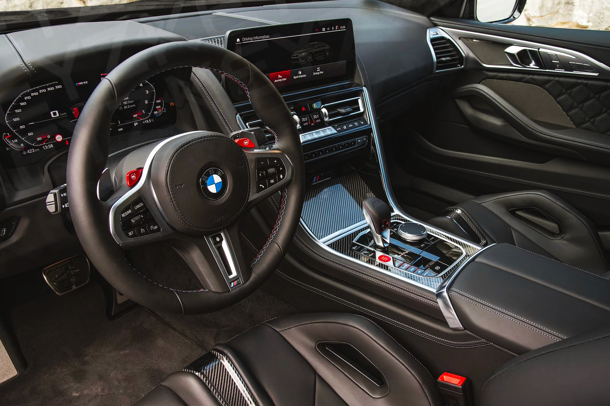 Vue interieur BMW M8 Competition Coupé Noir – Location Sportive à Dubaï | Keyz Rent