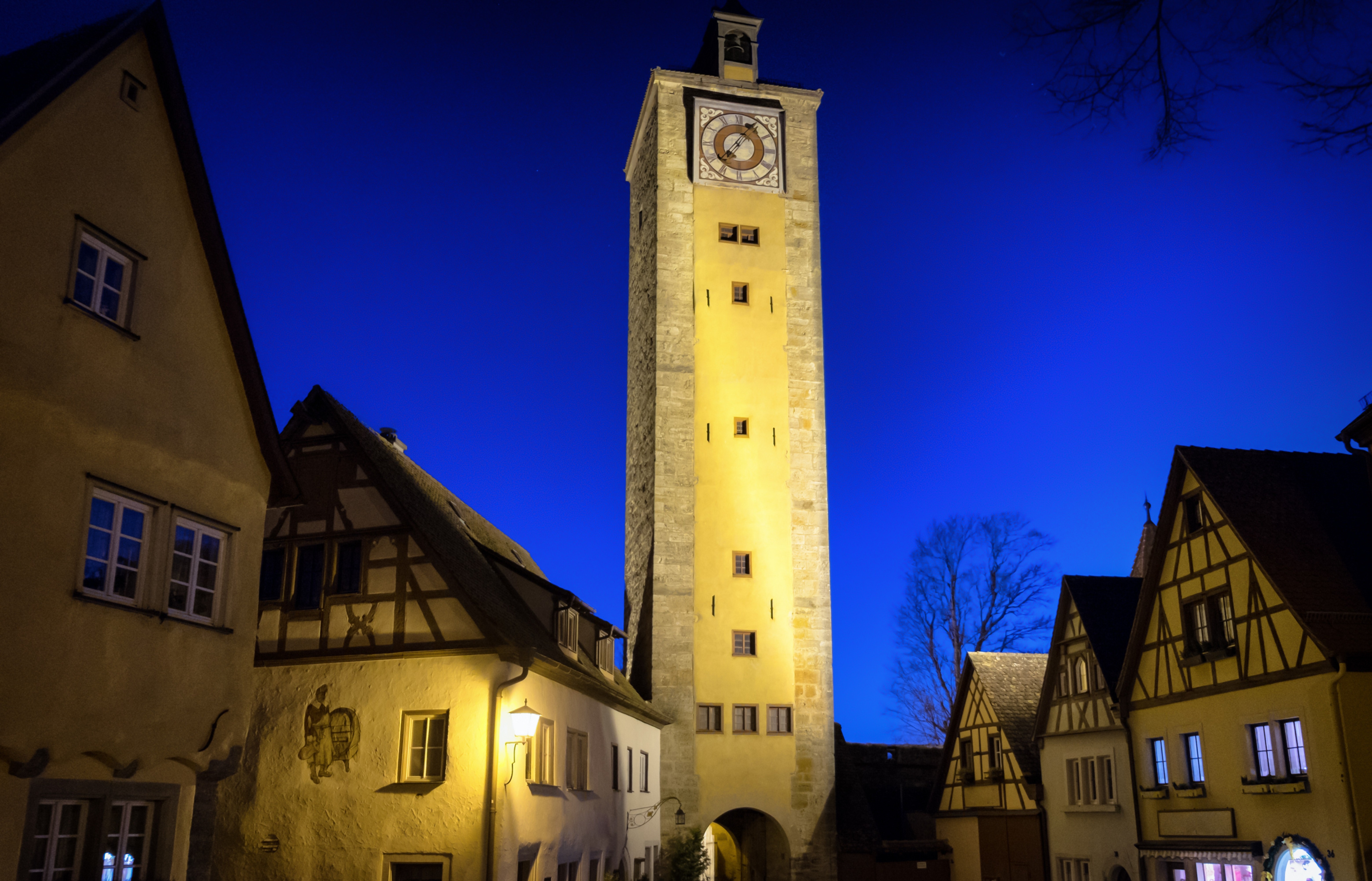 Das hell beleuchtete Burgtor