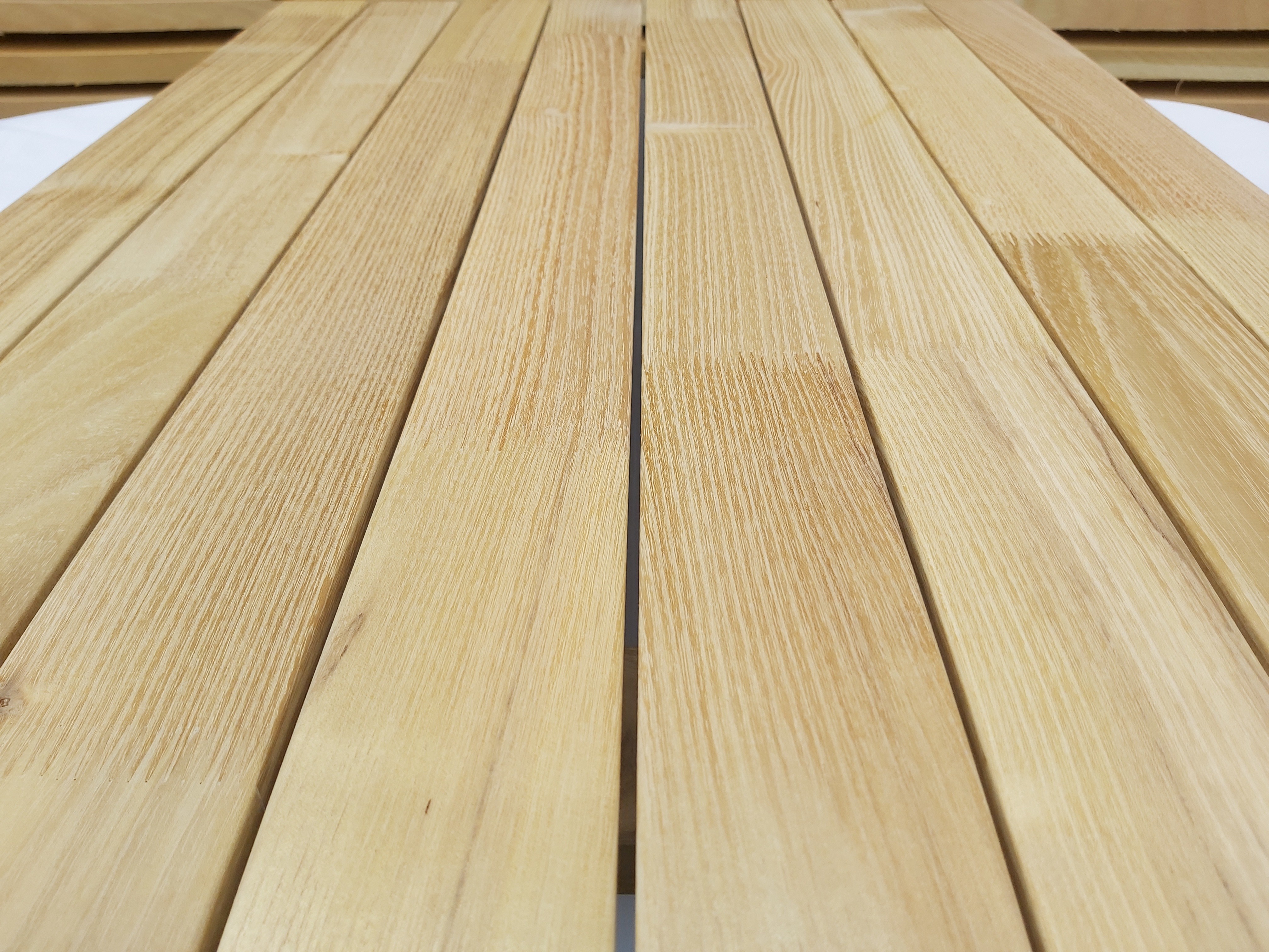 Close up von Terrassendielen aus Robinienholz